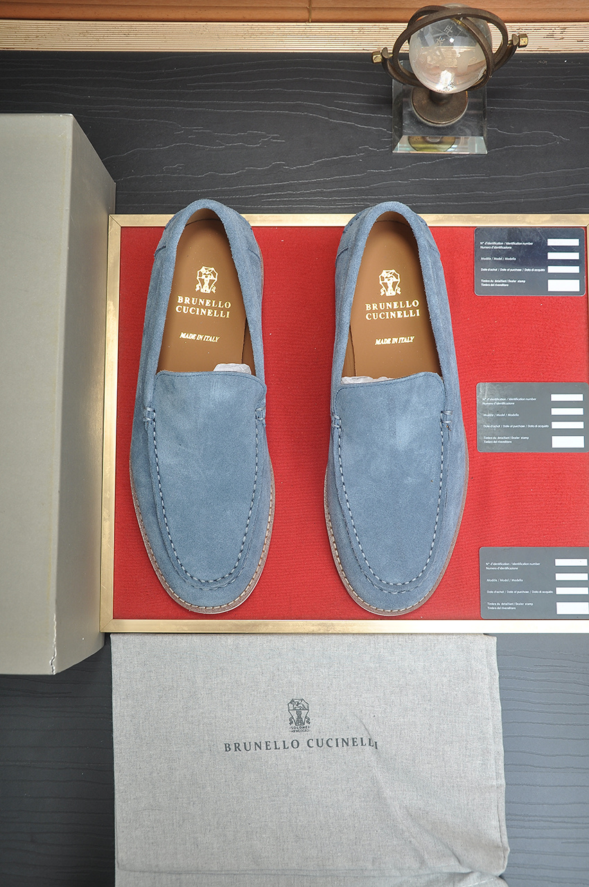 NO:756288,The new Brunello Cucinelli men's casual slip-on loafers are on sale simultaneously on the official website. This BC non-tide rubber sole calfskin has the characteristics of super soft graining and pleasant touch. The rubber outsole and the inner foot pad are made of full cowhide. Leather shoe size: 39-44 (38 45 46 47 customized and non-returnable) with original packaging box + dust bag, brunello cucinelli, loafers, cowhide19860909新款Brunello Cucinelli男士休闲套脚乐福鞋 官网同步发售.这款BC不退潮感的胶底 小牛皮具有超柔软粒纹和怡人触感的特色.橡胶大底 内里垫脚全牛皮 重工打造 皮鞋码数:39-44（38 45 46 47 定制不退换）配原版包装盒+防尘袋,,brunello cucinelli,loafers,cowhide,Men's shoes