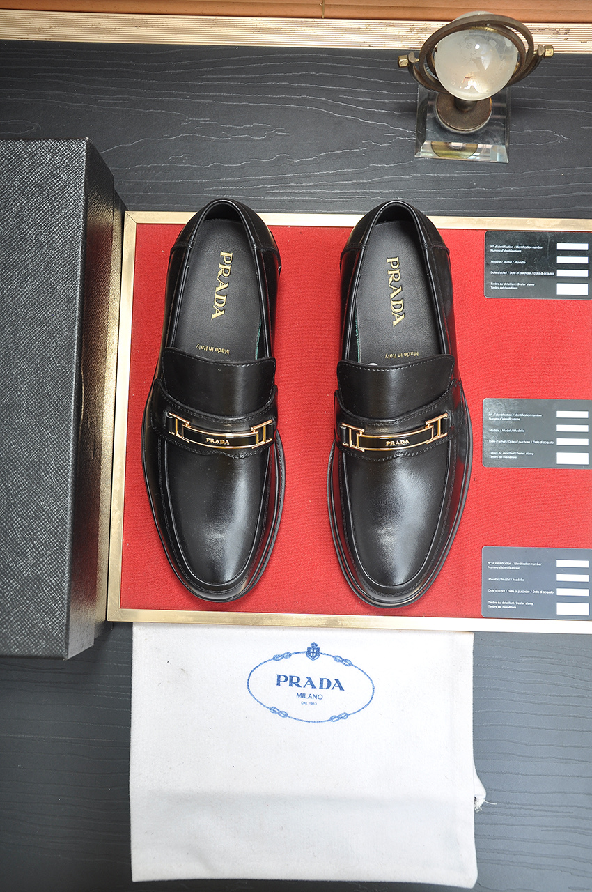 NO:354793,[Prada] (full high-end cowhide inner lining) The latest genuine leather business suit shoes are on the market simultaneously, imported from Italy, made of first layer cowhide one to one, 1:1 rubber sole on the official website. It is versatile, high-end and classy, ​​and the color combination is extraordinary. This four-season model is charming when worn on the feet and shows the temperament of the big brand. Standard code 38-45 (customized for 45), prada, business suit, cowhide19860909【普拉达】（全高端牛皮内里）最新真皮商务西装鞋官网同步上市,意大利进口 头层牛皮一比一重金打造,官网1:1橡胶大底.穿着百搭,高档不失档次,彩色搭配气度不凡.此款四季款,穿在脚上魅力四射尽显大牌气质.标准码38-45（45定做）,,prada,business suit,cowhide,Men's shoes
