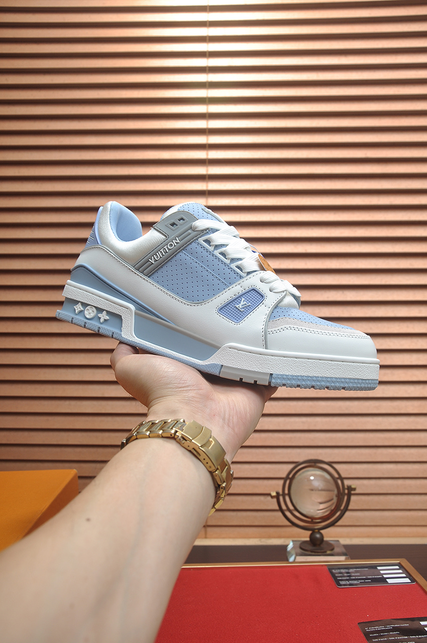 NO:356743,Original development, quality shipment, welcome to compare - LV board shoes series LV Trainer Maxi sneakers introduce the loose silhouette of the ready-to-wear series into the LVTrainer sneaker design written by Virgil Abloh, and the spring and summer men's clothing show was highlighted. The cowhide upper combines rough fabric laces to point out the classic elements of the brand with colorful beads. The LV letters marked the tongue, and Monogram flowers live on the outsole. The mixed material is made of top layer cowhide, imported custom-made special printed denim wrap, thick lace-up design, Monogram large print on the side, the tongue and heel 