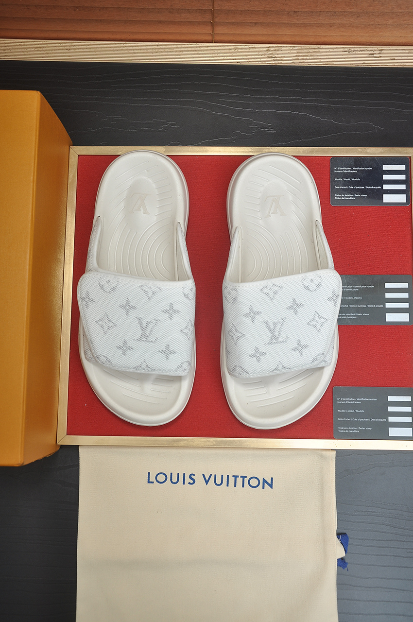 NO:354217,[Louis Vuitton LV slippers] (high-end cowhide) counter 11 fashion style is a must-have in summer!  The designer used LV's iconic outsole, which immediately made the originally simple slippers look very fashionable!  The upper is made of flexible special cowhide belts, and the workmanship is exquisite!  A must-have for handsome men in summer, 38-45 (45 custom made), louis vuitton,louis vuitton,slippers,cowhide19860909【路易威登LV拖鞋】（高端牛皮)专柜11时尚风范 夏季必备！设计师运用了LV 标志性的大底.使得原本简单的拖鞋立刻变得潮范十足！鞋面采用柔韧的专用牛皮带相间搭配,做工考究！型男过夏天必备,码数 38-45(45定做),,louis vuitton,louis vuitton,slippers,cowhide,Men's shoes