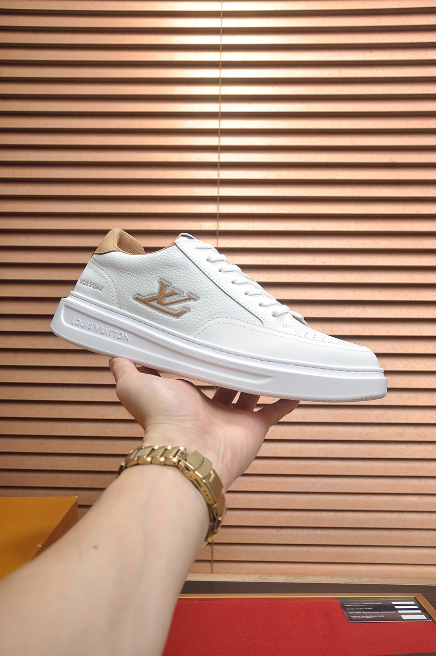 NO:354655,Original development, quality shipment, welcome to compare - LV board shoes series sports shoes introduce the loose silhouette of the ready-to-wear series into the spring and summer men's clothing show to show attention. The cowhide upper combines rough fabric laces to point out the classic elements of the brand with colorful beads. The LV letters mark the tongue, and Monogram flowers live on the outsole. The mixed material is made of top layer cowhide, thick lace lace design, and Monogram large print on the side. The mesh inner cotton footbed is as comfortable as ever, with fine quality inheritance, quality first, and worth having!  Number of codes: men's model 38-45 (45 custom made without return or exchange), louis vuitton, sneakers, cowhide19860909原版开发 品质出货 欢迎对比 ——LV板鞋系列运动鞋将成衣系列的宽松廓形引入春夏男装秀场瞩目亮相.牛皮革鞋面结合粗犷织物鞋带,以缤纷串珠点明品牌经典元素.LV字母标注鞋舌,Monogram花卉栖身外底.混合材质 采用头层牛皮制成,粗鞋带系带设计,侧面带 Monogram 大印花 网布内里棉垫脚,舒适性一如既往的达到极致,精品传承,品质至上,值得拥有！ 码数:男款38-45（45定做不退换）,,louis vuitton,sneakers,cowhide,Men's shoes