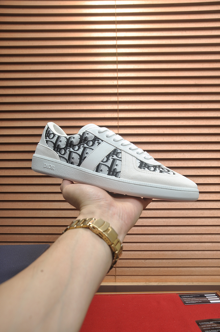 NO:345249,【Dio】Couple casual shoes, with thick texture, white rubber sole, pure cotton embroidery on the upper, showing personality, the tongue and laces are decorated with Christian Dior logo. Shuiqi cowhide inner lining, cowhide footbed. Couple style (35-40 for women) (38-44 for men), dior, dior, cowhide19860909【迪奥】情侣休闲鞋,采用质感厚实,白色橡胶底,鞋面纯棉刺绣,彰显个性,鞋舌和鞋带采用Christian Dior标志装饰. 水柒牛皮内里,牛皮垫脚. 情侣款（女款35-40码）（男款38-44码）,,dior,dior,cowhide,Men's shoes