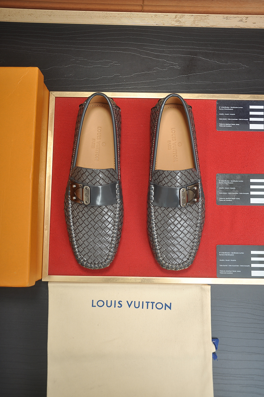 NO:588330,[LV Dou Dou Shoes] (water-dyed cowhide lining) new model is on the market, available on the official website. The new Dou Dou Shoes are processed into single-color materials. The uppers are made of imported woven cowhide material. The shoe body is wrapped with mark thread and the imported original cowhide lining. The elegant shoe shape is super suitable for all-matching. The size is 38-44.,, louis vuitton, cowhide19860909【LV豆豆鞋】（水染牛皮内里）新款上市,官网有售,新款豆豆鞋,经过加工成为獨色材料,鞋面采用进口编织牛皮材料. 鞋身以马克线整体包边 ,进口原版牛皮内里,秀气的鞋型 超级适合百搭,码数38-44.,,louis vuitton,cowhide,Men's shoes