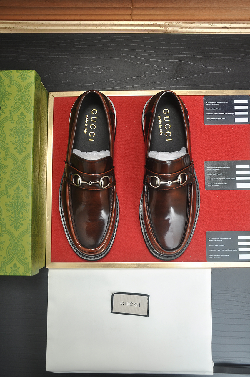 NO:350417,Italy's top luxury men's shoes giant (GUCCI) (GUCCI) (full cowhide inner lining) new model has an original European style that is pleasing to the eye to make the shoes more durable and undeformed. It continues to use traditional methods, but there are still many innovative leather choices for original sheepskin. It is smooth and natural and extra bright. It is made of imported cowhide. The first choice of the rich is 38-45 (customized by 45), gucci, cowhide, sheepskin19860909意大利顶级奢侈男鞋巨头(GUCCI)（古奇）（全牛皮内里）新款报到原汁原味的欧式风格 赏心悦目为了让鞋子更加耐用不变形制作继续沿用传统做法 但仍然不乏创新皮质上选择原版羊皮 流畅自然 并格外光亮进口牛皮制作而成 土豪的第一选择 38-45(45定做),,gucci,cowhide,sheepskin,Men's shoes