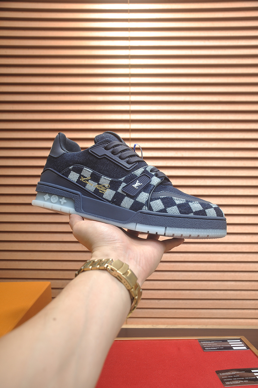 NO:604484,Original development, quality shipment, welcome to compare - LV sneaker series LV Trainer Maxi sneakers introduce the loose silhouette of the ready-to-wear series into the LV Trainer sneaker design penned by Virgil Abloh, making an eye-catching appearance in the spring and summer men's wear shows. The cow leather upper is combined with rough fabric laces, and colorful beads highlight the brand's classic elements. LV letters are marked on the tongue, and the Monogram floral outsole is mixed materials.  Made of first-layer cowhide, wrapped in imported custom-printed denim, thick shoelace design, large Monogram print on the side, 'lv 54' badges on the tongue and heel, rubber outsole decorated with Monogram flowers, mesh lining and cotton feet, the comfort is as extreme as ever, premium heritage, quality first, worth owning!  Sizes for women are 35-39 (40 is custom-made and non-refundable) Men’s models are 39-45 (38.46 is custom-made and is non-returnable) Full set of packaging with original gift box, Louis Vuitton, sneakers, cowhide19860909原版开发 品质出货 欢迎对比 ——LV板鞋系列 LV Trainer Maxi运动鞋将成衣系列的宽松廓形引入VirgilAbloh笔下的LVTrainer运动鞋设计,春夏男装秀场瞩目亮相.牛皮革鞋面结合粗犷织物鞋带,以缤纷串珠点明品牌经典元素.LV字母标注鞋舌,Monogram花卉栖身外底.混合材质 采用头层牛皮制成,进口定制专用印花牛仔布包裹,粗鞋带系带设计,侧面带 Monogram 大印花, 鞋舌及后跟”lv 54“徽章点缀,橡胶外底饰有 Monogram 花卉, 网布内里棉垫脚,舒适性一如既往的达到极致,精品传承,品质至上,值得拥有！ 码数女款35-39 (40定做不退换) 男款39-45（38.46定做不退换） 全套包装搭配原版礼盒,,louis vuitton,sneakers,cowhide,Men's shoes