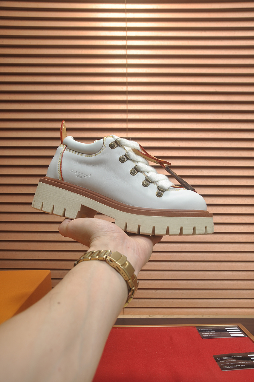 NO:604487,LV Louis Vuitton 2025 autumn and winter new couple's new style, original version developed one to one, retro fashion, handsome and cool mountaineering derby shoes are out of stock. Material imported first layer cowhide, imported lambskin lining, outsole original molded TR non-slip sole, sole height 3.5cm, shoe size: same style for men and women 35-45, louis vuitton, louis vuitton, cowhide, sheepskin19860909LV 路易威登2025秋冬情侣新款,原版一比一开发,复古时尚,帅中带酷的登山德比鞋岀货啦   材料进口头层牛皮 内里进口小羊皮 大底原版开模TR防滑底  底高3.5cm  鞋码: 男女同款35-45,,louis vuitton,louis vuitton,cowhide,sheepskin,Men's shoes