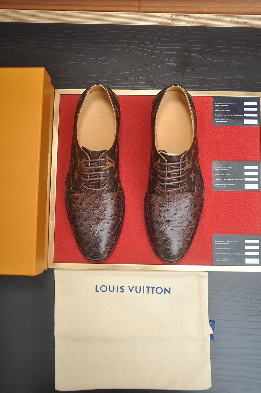 NO:555708,[LV] (original single cowhide lining) LV's latest genuine leather business suit shoes are on the official website at the same time. They are imported from Italy and are made of first-layer cowhide with heavy gold. The official website has a 1:1 rubber outsole. It is versatile, high-end without losing class, and the color matching is extraordinary. This four-season style is charming and shows off the big-name temperament when worn on the feet. Standard size 38-45 (45 custom-made), louis vuitton, business suit, cowhide19860909【LV】（原单牛皮内里）LV最新真皮商务西装鞋官网同步上市,意大利进口 头层牛皮一比一重金打造,官网1:1橡胶大底.穿着百搭,高档不失档次,彩色搭配气度不凡.此款四季款,穿在脚上魅力四射尽显大牌气质.标准码38-45（45定做）,,louis vuitton,business suit,cowhide,Men's shoes