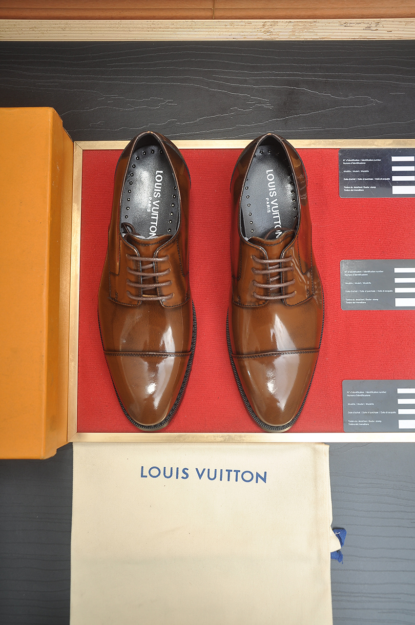 NO:556803,[LV] (original single cowhide lining) LV's latest genuine leather business suit shoes are on the official website at the same time. They are imported from Italy and are made of first-layer cowhide with heavy gold. The official website has a 1:1 rubber outsole. It is versatile, high-end without losing class, and the color matching is extraordinary. This four-season style is charming and shows off the big-name temperament when worn on the feet. Standard size 38-45 (45 custom-made), louis vuitton, business suit, cowhide19860909【LV】（原单牛皮内里）LV最新真皮商务西装鞋官网同步上市,意大利进口 头层牛皮一比一重金打造,官网1:1橡胶大底.穿着百搭,高档不失档次,彩色搭配气度不凡.此款四季款,穿在脚上魅力四射尽显大牌气质.标准码38-45（45定做）,,louis vuitton,business suit,cowhide,Men's shoes