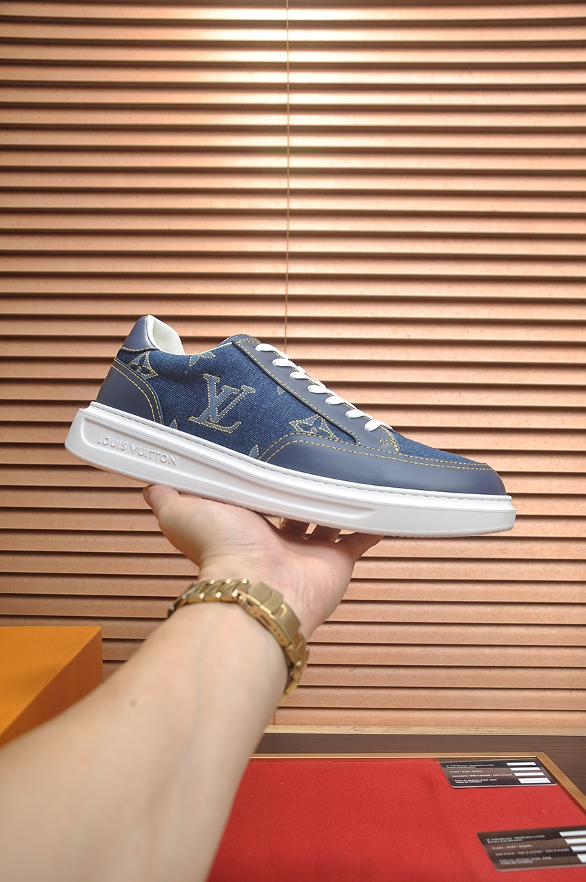 NO:745556,Original development, quality shipment, welcome to compare - LV sneaker series sports shoes introduce the loose silhouette of the ready-to-wear series to the spring and summer men's wear shows. The cow leather upper is combined with rough fabric laces, and colorful beads highlight the brand's classic elements. LV letters are marked on the tongue, and Monogram flowers are on the outsole. Mixed materials are made of top-grain cowhide, thick shoelace design, and Monogram large print on the side  Mesh-lined cotton feet, the comfort is as extreme as ever, premium heritage, quality first, worth owning!  Size: Men's 38-45 (38.45 is custom-made and non-refundable), Louis Vuitton, sneakers, cowhide19860909原版开发 品质出货 欢迎对比 ——LV板鞋系列运动鞋将成衣系列的宽松廓形引入春夏男装秀场瞩目亮相.牛皮革鞋面结合粗犷织物鞋带,以缤纷串珠点明品牌经典元素.LV字母标注鞋舌,Monogram花卉栖身外底.混合材质 采用头层牛皮制成,粗鞋带系带设计,侧面带 Monogram 大印花 网布内里棉垫脚,舒适性一如既往的达到极致,精品传承,品质至上,值得拥有！ 码数:男款38-45（38.45定做不退换）,,louis vuitton,sneakers,cowhide,Men's shoes