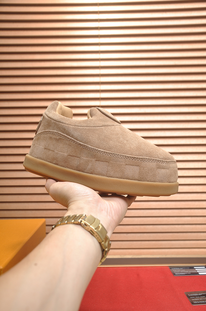 NO:588334,The new LV co-branded nigo is cute, cute and many Internet celebrity stars are wearing it. It is a classic and versatile item. The fabric is imported high mercerized cow suede. High-grade elastic mesh inside, original molded outsole, palm print rubber outsole with hidden L letter and Monongram flower. Size: Female 35-41 (Customized for Female 41), Male 39-46 (Customized for 45-46), Louis Vuitton19860909新款 LV联名nigo 丑萌 可爱众多网红明星纷纷开秀上脚 , 经典百搭的单品. 面料进口高丝光牛反绒. 内里高级弹力网布, 大底原版开模大底,掌印橡胶外底暗藏L字母与Monongram花卉 码数 女35-41(女41定做), 男39-46(45-46定做),,louis vuitton,Men's shoes