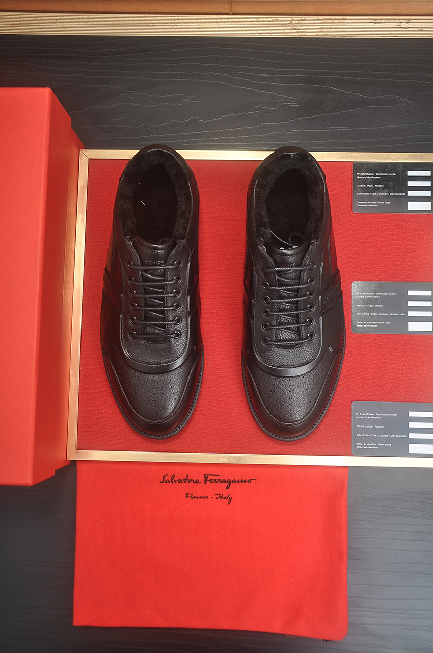 NO:589048,[Ferraga Curtain] (wool lining) casual men's shoes were purchased from Hong Kong counters and dismantled from the original version. After more than a month of careful development, we strive to achieve a perfect one-to-one replica from materials to details. The uppers are imported calfskin, handmade by a large factory in Dongguan, trustworthy and good quality. Standard code 39-45 (45 is custom-made and cannot be returned or exchanged), cowhide19860909【菲拉格幕】（羊毛内里）休闲男鞋香港专柜采购原版拆解,历经1个多月用心研制,务求从用料到细节做到一比一完美复刻,鞋面进口小牛皮,,东莞大厂纯手工打造,值得信赖好品质看得到.标准码39-45（45定做不退换）,,cowhide,Men's shoes