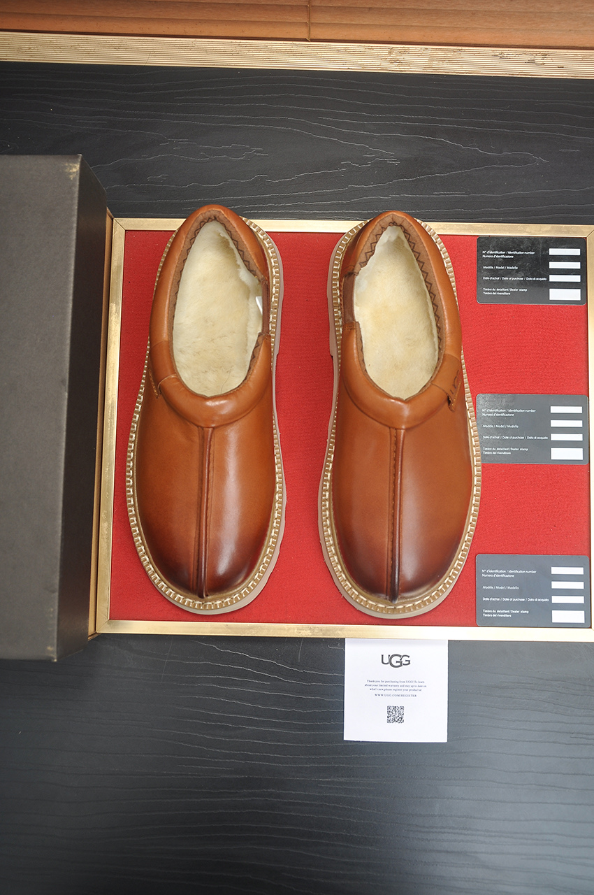 NO:589890,[UGG] (full wool lining) top-end high-quality fur integrated warm snow boots from Australia's warm luxury men's shoes brand, UGG-5877 official website synchronization, made of imported cowhide, carefully sewn. Imported rubber foam outsole (comfortable, soft, wear-resistant) The quality is really great. Exquisite workmanship, you can't put it down at first sight, optional sizes 39-44, boots, cowhide19860909【UGG】(全羊毛内里) 顶级高端品质皮毛一体保暖雪地靴来自澳洲温暖奢侈品牌男鞋,UGG-5877官网同步、采用进口牛皮制作,精心缝制而成..进口橡胶发泡大底（舒适、柔软、耐磨）质量真心赞..做工精湛,一看就爱不释手,可选39-44码,,boots,cowhide,Men's shoes