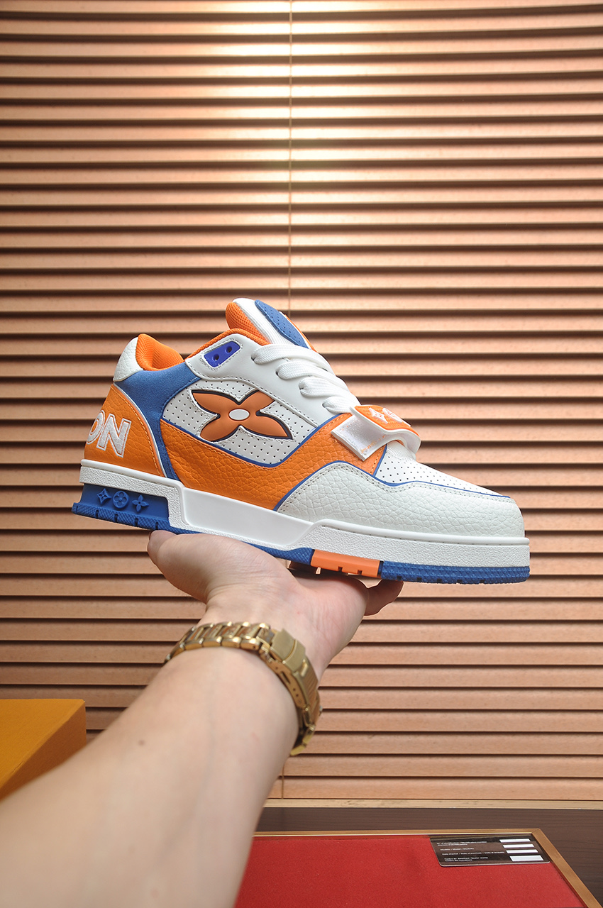 NO:589908,Original development, quality shipment, welcome to compare - LV sneaker series LV Trainer Maxi sneakers introduce the loose silhouette of the ready-to-wear series into the LV Trainer sneaker design penned by Virgil Abloh, making an eye-catching appearance in the spring and summer men's wear shows. The cow leather upper is combined with rough fabric laces, and colorful beads highlight the brand's classic elements. LV letters are marked on the tongue, and the Monogram floral outsole is mixed materials.  Made of first-layer cowhide, wrapped in imported custom-printed denim, thick shoelace design, large Monogram print on the side, 'lv 54' badges on the tongue and heel, rubber outsole decorated with Monogram flowers, mesh lining and cotton feet, the comfort is as extreme as ever, premium heritage, quality first, worth owning!  Sizes for women are 35-39 (40 is custom-made and non-refundable) Men’s models are 39-45 (38.46 is custom-made and is non-returnable) Full set of packaging with original gift box, Louis Vuitton, sneakers, cowhide19860909原版开发 品质出货 欢迎对比 ——LV板鞋系列 LV Trainer Maxi运动鞋将成衣系列的宽松廓形引入VirgilAbloh笔下的LVTrainer运动鞋设计,春夏男装秀场瞩目亮相.牛皮革鞋面结合粗犷织物鞋带,以缤纷串珠点明品牌经典元素.LV字母标注鞋舌,Monogram花卉栖身外底.混合材质 采用头层牛皮制成,进口定制专用印花牛仔布包裹,粗鞋带系带设计,侧面带 Monogram 大印花, 鞋舌及后跟”lv 54“徽章点缀,橡胶外底饰有 Monogram 花卉, 网布内里棉垫脚,舒适性一如既往的达到极致,精品传承,品质至上,值得拥有！ 码数女款35-39 (40定做不退换) 男款39-45（38.46定做不退换） 全套包装搭配原版礼盒,,louis vuitton,sneakers,cowhide,Men's shoes