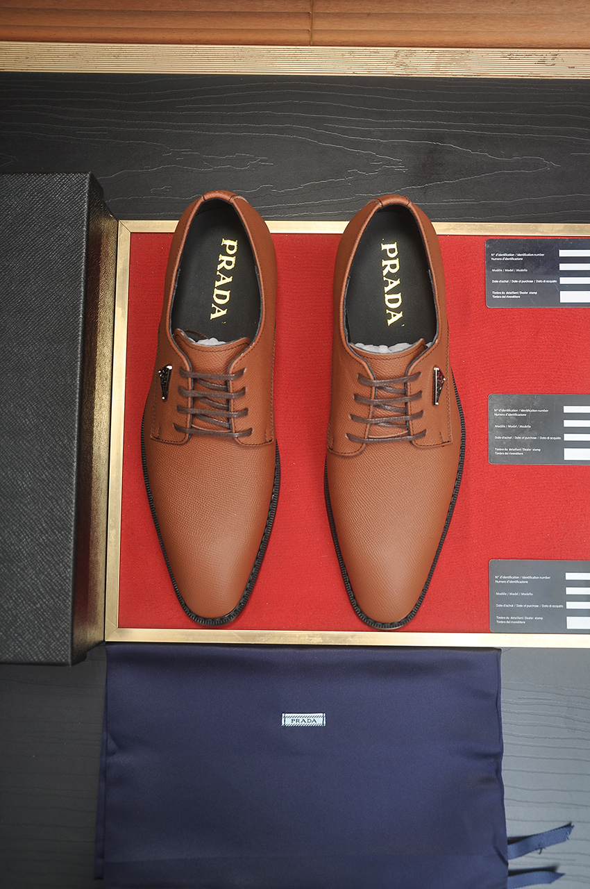 NO:604521,[Prada] The latest genuine leather business suit shoes (all high-end cowhide lining) are launched simultaneously on the official website. They are imported from Italy and are made of first-layer cowhide with heavy gold. The official website has a 1:1 rubber outsole. It is versatile, high-end without losing class, and the color matching is extraordinary. This four-season style is charming and shows off the temperament of a big-name brand when worn on the feet. Standard code is 38-45 (customized in 45), prada, business suit, cowhide19860909【普拉达】（全高端牛皮内里）最新真皮商务西装鞋官网同步上市,意大利进口 头层牛皮一比一重金打造,官网1:1橡胶大底.穿着百搭,高档不失档次,彩色搭配气度不凡.此款四季款,穿在脚上魅力四射尽显大牌气质.标准码38-45（45定做）,,prada,business suit,cowhide,Men's shoes