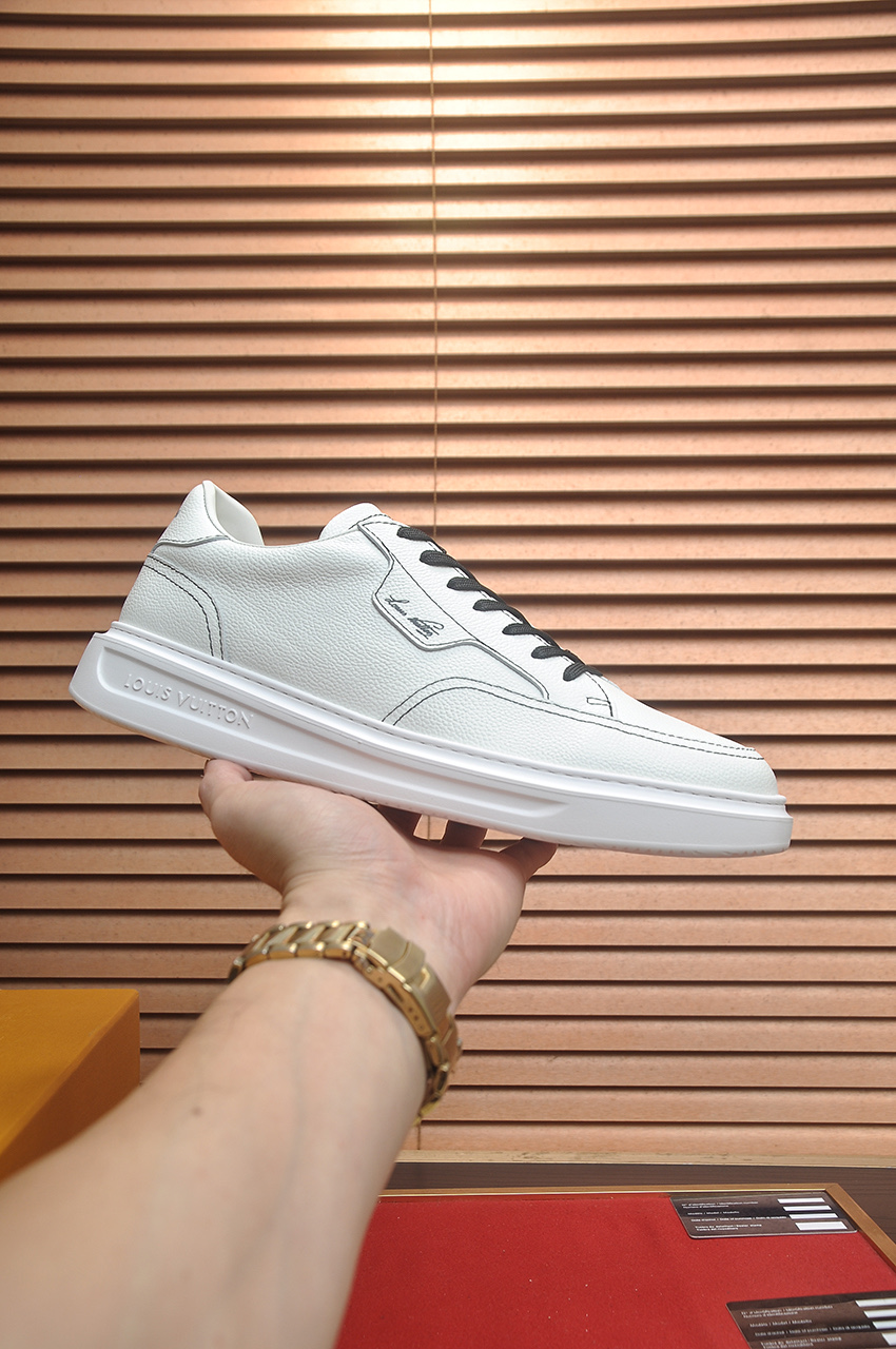 NO:604527,Original development, quality shipment, welcome to compare - LV sneaker series sports shoes introduce the loose silhouette of the ready-to-wear series to the spring and summer men's wear shows. The cow leather upper is combined with rough fabric laces, and colorful beads highlight the brand's classic elements. LV letters are marked on the tongue, and Monogram flowers are on the outsole. Mixed materials are made of top-grain cowhide, thick shoelace design, and Monogram large print on the side  Mesh-lined cotton feet, the comfort is as extreme as ever, premium heritage, quality first, worth owning!  Size: Men's 38-45 (45 is custom-made and non-refundable), Louis Vuitton, sneakers, cowhide19860909原版开发 品质出货 欢迎对比 ——LV板鞋系列运动鞋将成衣系列的宽松廓形引入春夏男装秀场瞩目亮相.牛皮革鞋面结合粗犷织物鞋带,以缤纷串珠点明品牌经典元素.LV字母标注鞋舌,Monogram花卉栖身外底.混合材质 采用头层牛皮制成,粗鞋带系带设计,侧面带 Monogram 大印花 网布内里棉垫脚,舒适性一如既往的达到极致,精品传承,品质至上,值得拥有！ 码数:男款38-45（45定做不退换）,,louis vuitton,sneakers,cowhide,Men's shoes