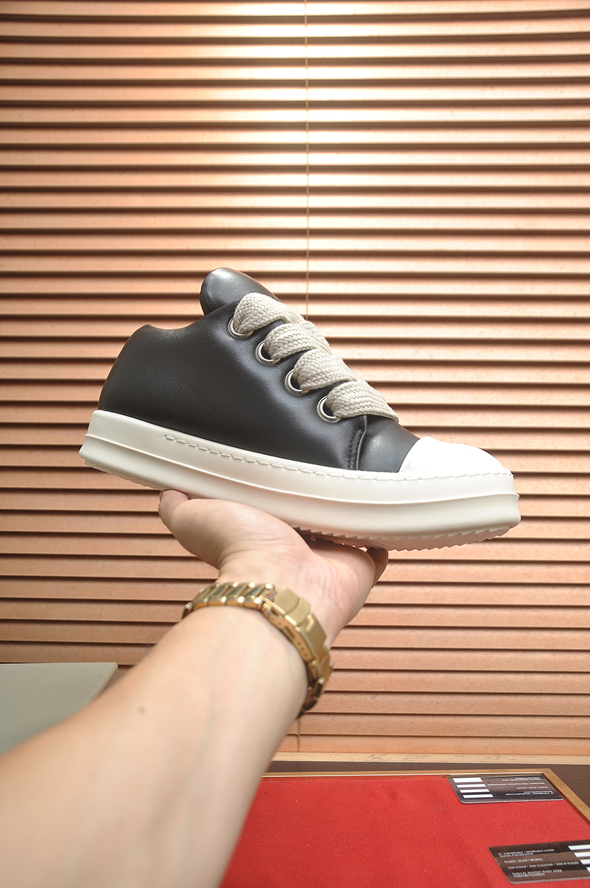 NO:620179,RICK OWENS/Rick Owens men's and women's spring and summer suede and calfskin thick-soled low-top sports shoes are assembled from Dongguan raw materials and shipped heavily!  Common versions in the flash sale market. Support comparison. Made of imported calf leather and suede leather upper. Full calf leather lining. Fully wrapped design. Calf leather logo insole. The midsole is also made of cow leather. Imported cow leather is ultra-thin and flexible. Excellent touch. Lightweight and soft. Made with air-glue process. Durable without opening glue. Geometric seams cleverly matched with open-stitch design. Equipped with shark tooth rubber thick soles. Everyone knows Owens shoes. Excellent comfort. Comes with complete packaging.  Leather material depends on the details, the top version supports comparison!  Women's size 35-36-37-38-39 Men's size 39-40-41-42-43-44 leather shoe size (can be customized 45.46 non-returnable),,sneakers,cowhide19860909RICK OWENS/瑞克欧文斯 男女同款春夏绒面皮和小牛皮厚底低帮运动鞋 莞产原材料组装,重磅出货！秒杀市场常见版本 支持对比 采用进口小牛皮和绒面皮革鞋面 内里全小牛皮 全包裹式设计 小牛皮带logo内底 中底也是牛皮制作 进口牛皮超薄 柔韧 触感极佳 轻薄且软 空胶工艺制作 耐穿不开胶 几何接缝巧搭明线设计 配有鲨鱼齿橡胶厚底 欧文斯的鞋子大家都懂得 舒适度极佳 配全套包装齐全 皮料材质看细节,顶版支持对比！ 女款尺码35-36-37-38-39 男款尺码39-40-41-42-43-44皮鞋尺码（可定做45.46不退换）,,sneakers,cowhide,Men's shoes