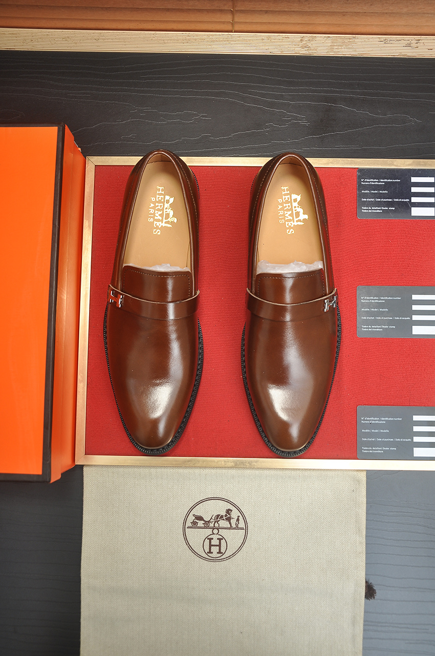 NO:620189,[HERMES] (cowhide lining) Italy's top luxury brand does not pursue novel styles and gorgeous colors. It attracts the favor of successful men with its flawless, elegant and classic style. Formal leather shoes. This very comfortable, simple and stable style allows you to easily match any style!  The pattern is absolutely 1:1 refined from the original last. In terms of materials, we strive for excellence. Imported cowhide + cowhide lining have extraordinary texture!  .Code number 39-45(45 customized),,hermes,hermes,cowhide19860909【爱马仕 HERMES】（牛皮内里）意大利顶级奢侈他不追求新奇的款式和华丽的色彩,以其完美无瑕、优雅、经典的风格吸引着成功男士的青睐正装皮鞋 这款非常非常舒适,简洁稳重的款式让您轻松搭配任何风格！版型绝对原版套楦1:1精制,材质方面我们更是精益求精,进口牛皮+牛皮内里质感非凡！.码数39-45(45定制),,hermes,hermes,cowhide,Men's shoes