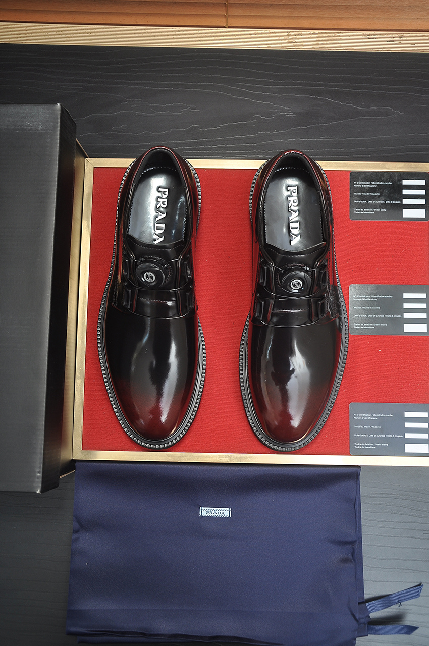 NO:621416,[Prada] The latest genuine leather business suit shoes (all high-end cowhide lining) are launched simultaneously on the official website. They are imported from Italy and are made of first-layer cowhide with heavy gold. The official website has a 1:1 rubber outsole. It is versatile, high-end without losing class, and the color matching is extraordinary. This four-season style is charming and shows off the big-name temperament when worn on the feet. Standard code is 38-44 (customized in 45), prada, business suit, cowhide19860909【普拉达】（全高端牛皮内里）最新真皮商务西装鞋官网同步上市,意大利进口 头层牛皮一比一重金打造,官网1:1橡胶大底.穿着百搭,高档不失档次,彩色搭配气度不凡.此款四季款,穿在脚上魅力四射尽显大牌气质.标准码38-44（45定做）,,prada,business suit,cowhide,Men's shoes