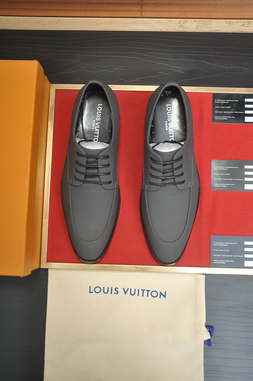 NO:621419,[LV] (original single cowhide lining) LV's latest genuine leather business suit shoes are on the official website at the same time. They are imported from Italy and are made of first-layer cowhide with heavy gold. The official website has a 1:1 rubber outsole. It is versatile, high-end without losing class, and the color matching is extraordinary. This four-season style is charming and shows off the big-name temperament when worn on the feet. Standard size 38-45 (45 custom-made), louis vuitton, business suit, cowhide19860909【LV】（原单牛皮内里）LV最新真皮商务西装鞋官网同步上市,意大利进口 头层牛皮一比一重金打造,官网1:1橡胶大底.穿着百搭,高档不失档次,彩色搭配气度不凡.此款四季款,穿在脚上魅力四射尽显大牌气质.标准码38-45（45定做）,,louis vuitton,business suit,cowhide,Men's shoes