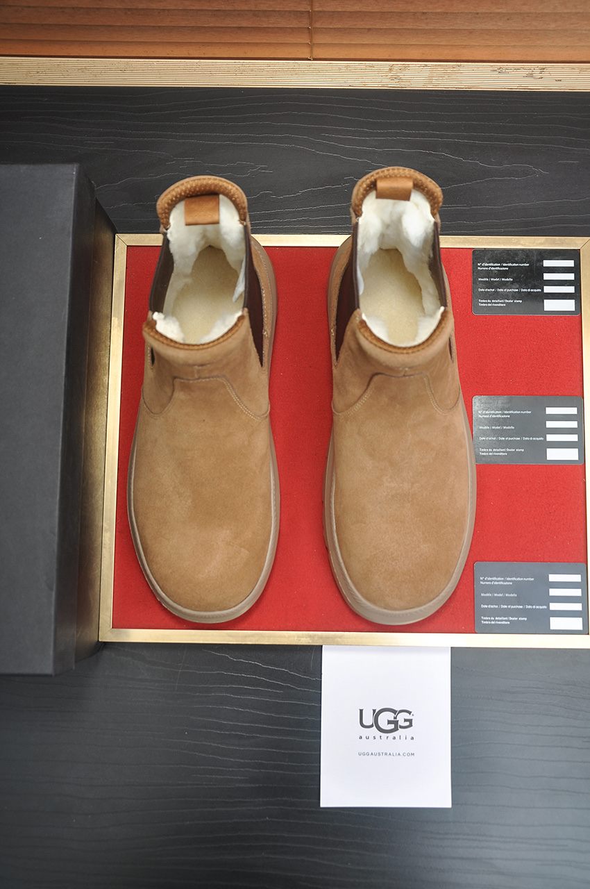 NO:639647,[UGG] (Full genuine wool lining) Please note the original quality. Compare the thickness of the wool. Hot-selling Martin boots from Australia. Warm luxury brand men's shoes, official website synchronization, Beckham men's style..., made of imported first-layer waxed cowhide, waxed toe, Australian real wool velvet lining  Carefully sewn. Imported rubber Martin boots outsole (comfortable, soft, wear-resistant). I really like the quality. Exquisite workmanship, you can't put it down at first sight. Size 39-44, boots, cowhide19860909【UGG】(全真羊毛内里 )请注意 原单品质 比较毛料的厚度爆款马丁靴 来自澳洲温暖奢侈品牌男鞋,官网同步、贝克汉姆男款..,采用进口头层打蜡牛皮制作,鞋头打蜡 澳洲真羊毛绒里 精心缝制而成..进口橡胶马丁靴大底（舒适、柔软、耐磨）质量真心赞..做工精湛,一看就爱不释手.码数39-44,,boots,cowhide,Men's shoes