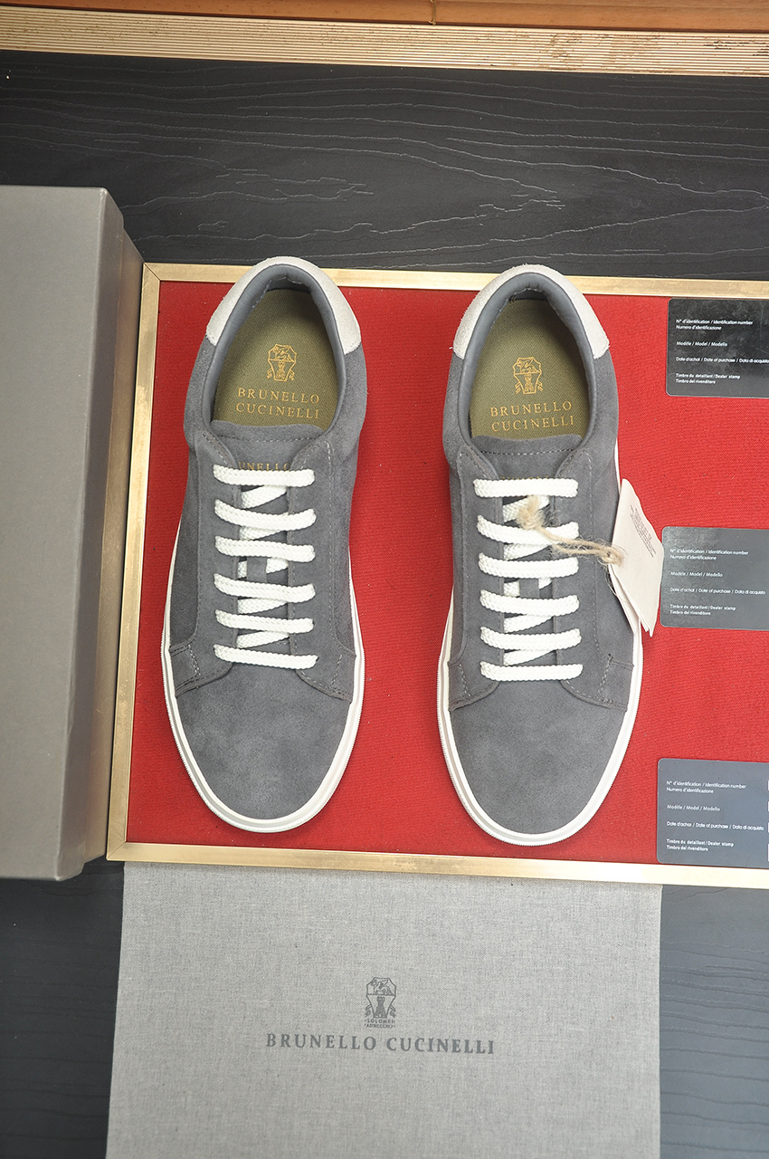 NO:680616,BC new product Brunello Cucinell* low-top sneakers. Classic yarn inspires the sophistication and sporty taste of this sneaker. The high-mercerized cow suede upper is extremely light and elastic, showing a tight appearance on both sides of the shoe, which is comfortable and breathable. The heel and insole are decorated with the brand logo and a heel webbing pull-loop. The original molded lightweight foam rubber grip sole  Make the shoes comfortable and flexible to wear on the feet. Light and comfortable models, standard counter sizes are 38-44. (45 customized), brunello cucinelli, sneakers19860909BC新品 Brunello Cucinell* 低帮运动鞋 经典纱线激发了这款运动鞋的精致与运动品味.高丝光牛反绒鞋面极致轻盈且富有弹性,鞋子两侧显示出紧致外观,舒适透气 后跟与鞋垫饰有品牌logo标志、后跟织带提环 原版开模轻质发泡橡胶抓地鞋底 令鞋子穿在脚上舒适且灵活.轻便舒适款标准专柜码数38-44.（45订做）,,brunello cucinelli,sneakers,Men's shoes