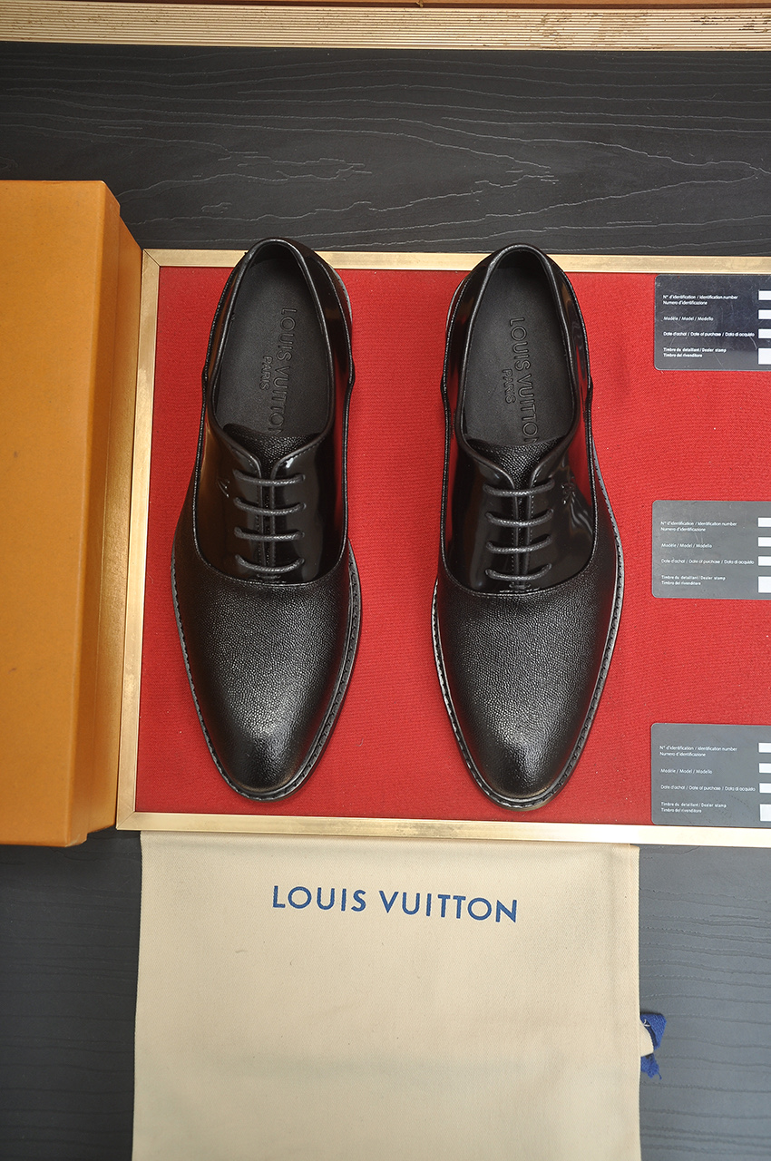 NO:690350,[LV] (original single cowhide lining) LV's latest genuine leather business suit shoes are on the official website at the same time. They are imported from Italy and are made of first-layer cowhide with heavy gold. The official website has a 1:1 rubber outsole. It is versatile, high-end without losing class, and the color matching is extraordinary. This four-season style is charming and shows off the big-name temperament when worn on the feet. Standard size 39-45 (45 custom-made), louis vuitton, business suit, cowhide19860909【LV】（原单牛皮内里）LV最新真皮商务西装鞋官网同步上市,意大利进口 头层牛皮一比一重金打造,官网1:1橡胶大底.穿着百搭,高档不失档次,彩色搭配气度不凡.此款四季款,穿在脚上魅力四射尽显大牌气质.标准码39-45（45定做）,,louis vuitton,business suit,cowhide,Men's shoes