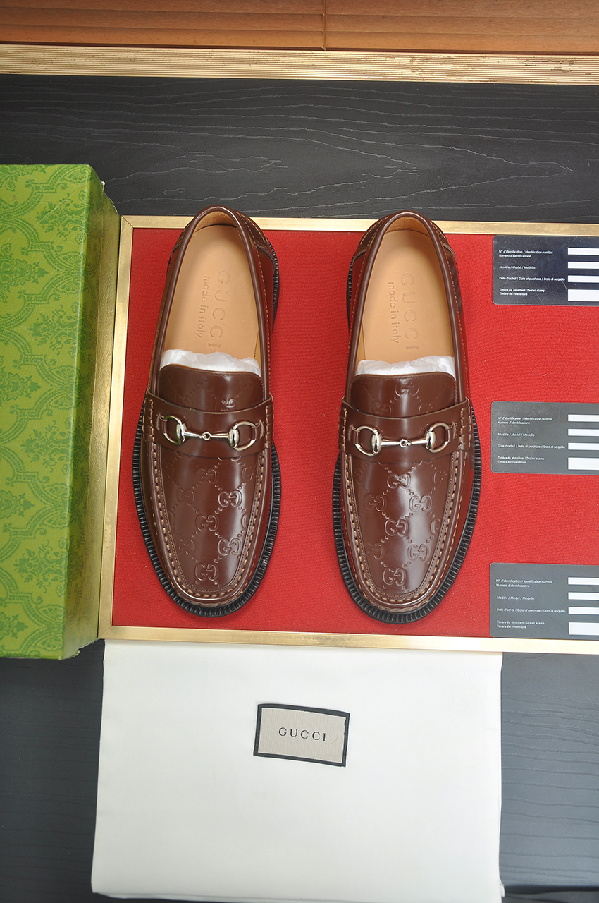 NO:704734,Italy's top luxury men's shoe giant (GUCCI) (Gucci) (full cowhide lining) has launched a new model with an original European style that is pleasing to the eye. In order to make the shoes more durable and non-deformable, the production continues to follow traditional methods, but there is still no lack of innovation. The leather is made of original sheepskin, which is smooth, natural and extra bright. It is made of imported cowhide. The first choice of the wealthy 38-45 (custom-made for 45),,gucci,cowhide,sheepskin19860909意大利顶级奢侈男鞋巨头(GUCCI)（古奇）（全牛皮内里）新款报到原汁原味的欧式风格 赏心悦目为了让鞋子更加耐用不变形制作继续沿用传统做法 但仍然不乏创新皮质上选择原版羊皮 流畅自然 并格外光亮进口牛皮制作而成 土豪的第一选择 38-45(45定做),,gucci,cowhide,sheepskin,Men's shoes