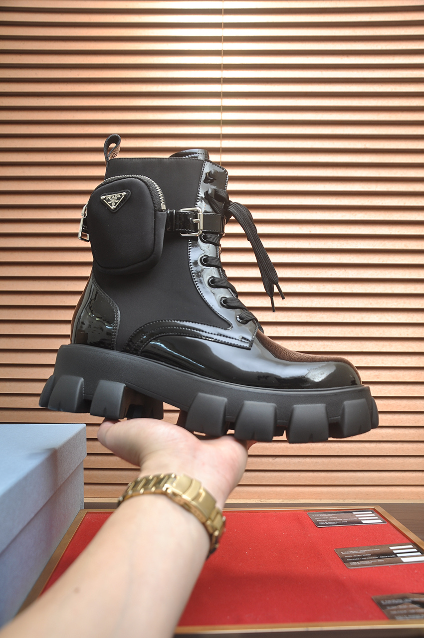 NO:745560,Prada / Prada Martin boots for couples are here, comfortable and elegant to wear. The original molded outsole of the counter is 1:1 replica. It is made of non-slip and wear-resistant imported TPU tin molded vacuum outsole. Tank-shaped thick sole. The fabric is imported anti-explosion cowhide. The lining is made of imported mixed sheepskin. Sheepskin foot pads. The outsole is made of tin molded beef tendon.  Size 35-45 (41 for women, 38.45 for men, customized),, prada, prada, boots, cowhide, sheepskin19860909Prada / 普拉达情侣款马丁靴来了,穿着舒适高雅 专柜原版开模大底1:1复刻 采用 防滑耐磨 进口TPU锡模抽真空大底 坦克成型厚底 面料进口防爆裂牛皮 内里采用进口混种羊皮里 羊皮垫脚 大底锡模牛筋底 码数35-45（女41男38.45定做）,,prada,prada,boots,cowhide,sheepskin,Men's shoes