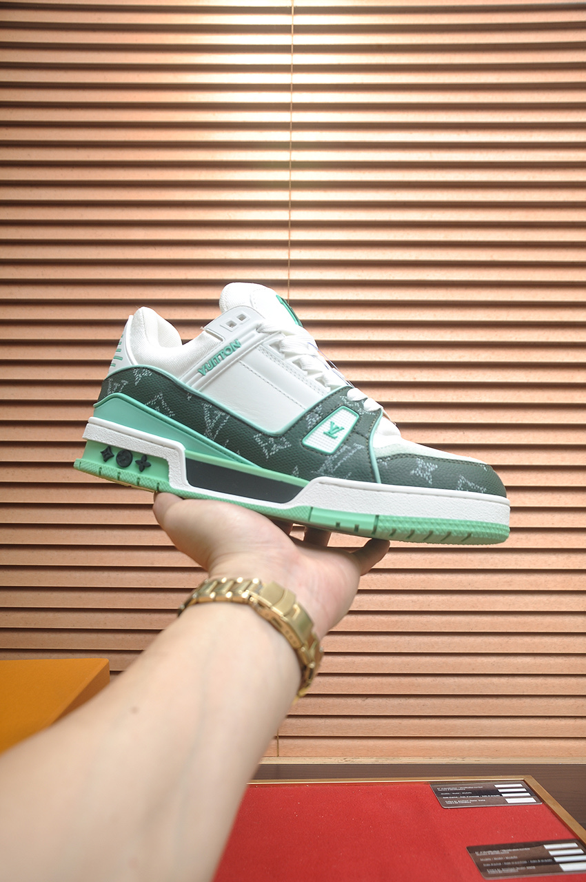 NO:745566,Original development, quality shipment, welcome to compare - LV sneaker series LV Trainer Maxi sneakers introduce the loose silhouette of the ready-to-wear series into the LV Trainer sneaker design written by Virgil Abloh, making an eye-catching appearance in the spring and summer men's wear shows. The cow leather upper is combined with rough fabric laces, and colorful beads highlight the brand's classic elements. LV letters are marked on the tongue, and Monogram flower outsole. Mixed materials  Made of first-layer cowhide, wrapped in imported custom-printed denim, thick shoelace design, large Monogram print on the side, 'lv 54' badges on the tongue and heel, rubber outsole decorated with Monogram flowers, mesh lining and cotton feet, the comfort is as extreme as ever, premium heritage, quality first, worth owning!  Sizes for women are 35-39 (40 is custom-made and non-refundable) Men’s models are 39-45 (38.46 is custom-made and is non-returnable) Full set of packaging with original gift box, Louis Vuitton, sneakers, cowhide19860909原版开发 品质出货 欢迎对比 ——LV板鞋系列 LV Trainer Maxi运动鞋将成衣系列的宽松廓形引入VirgilAbloh笔下的LVTrainer运动鞋设计,春夏男装秀场瞩目亮相.牛皮革鞋面结合粗犷织物鞋带,以缤纷串珠点明品牌经典元素.LV字母标注鞋舌,Monogram花卉栖身外底.混合材质 采用头层牛皮制成,进口定制专用印花牛仔布包裹,粗鞋带系带设计,侧面带 Monogram 大印花, 鞋舌及后跟”lv 54“徽章点缀,橡胶外底饰有 Monogram 花卉, 网布内里棉垫脚,舒适性一如既往的达到极致,精品传承,品质至上,值得拥有！ 码数女款35-39 (40定做不退换) 男款39-45（38.46定做不退换） 全套包装搭配原版礼盒,,louis vuitton,sneakers,cowhide,Men's shoes