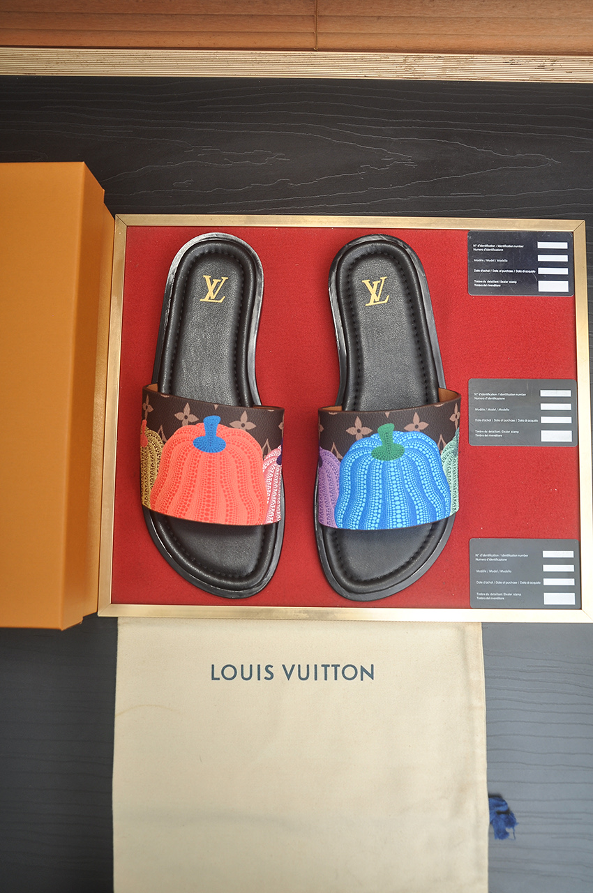 NO:779202,[Louis Vuitton LV slippers] (high-end cowhide) counter 11 fashion style, a must-have for summer!  The designer used LV's iconic outsole to make the original simple slippers instantly fashionable!  The upper is made of flexible special cowhide straps alternately matched with each other, and the workmanship is exquisite!  A must-have for stylish men in summer, size 38-45, louis vuitton, louis vuitton, slippers, cowhide19860909【路易威登LV拖鞋】（高端牛皮)专柜11时尚风范 夏季必备！设计师运用了LV 标志性的大底.使得原本简单的拖鞋立刻变得潮范十足！鞋面采用柔韧的专用牛皮带相间搭配,做工考究！型男过夏天必备,码数 38-45,,louis vuitton,louis vuitton,slippers,cowhide,Men's shoes