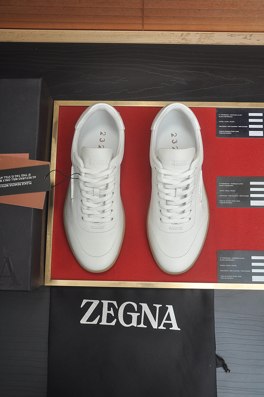 NO:850158,[Zegna/Zegna] New season 232 suede sneakers!  This 232 sneaker is named after Route 232 in the Oasi Zegna. It highlights the brand's flexible spirit of keeping pace with the times. It is made of solid-color soft suede leather. The deconstructed upper combines modern and retro atmosphere. It sublimates Zegna's exquisite footwear heritage with the spirit of innovation. The iconic stitching of the same color complements the brand logo on the side. Natural rubber sole is light and flexible with excellent grip. The newly interpreted sole pattern cleverly pays tribute to the early style of Route 232.  Lined in the same tone and equipped with a custom-designed genuine leather insole, the foot comfort is excellent. The complete package is repackaged and shipped for the first time!  Size 38-39-40-41-42-43-44 leather shoe size (can be customized to size 45),,zegna,sneakers19860909【Zegna/杰尼亚】当季新款 232绒面革运动鞋 ！ 这款232运动鞋以杰尼亚绿洲（Oasi Zegna)232号公路命名 彰显品牌与时俱进的灵活精神,采用纯色柔软的绒面皮革制成 解构鞋面兼具现代与复古气息 以创新精神升华杰尼亚精致鞋履传承 标志性同色缝线与侧面的品牌标识相得益彰 天然橡胶底 轻盈灵活 抓地力出众 焕新演绎的鞋底花纹巧妙致敬232号公路的早期风貌 同色调衬里 配以定制设计的内**真皮鞋垫,上脚舒适度极好.全套包装重工打造首发出货！ 尺码38-39-40-41-42-43-44皮鞋尺码（可定制45尺码）,,zegna,sneakers,Men's shoes
