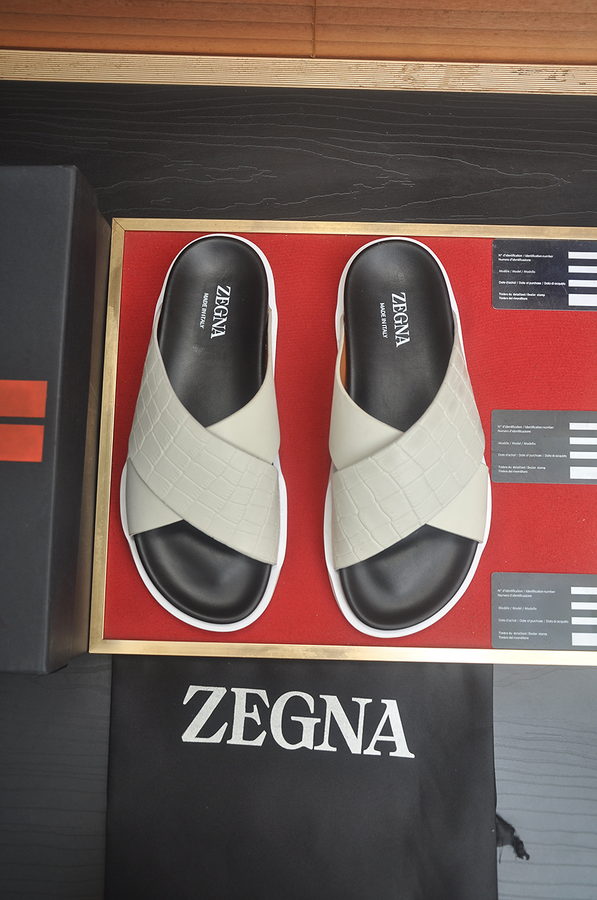NO:780117,The latest series!  Prada Prada's new slippers for spring and summer, the latest catwalk series, classic upgrades, both comfort and fashion. Each color combination looks good, and the design matches different style needs. Original custom-made cowhide for the upper. Lining: original custom-made sheepskin lining, cowhide. Foot pads. Original open-molded non-slip outsole. Shoe size: 38-45,, prada, prada, slippers, cowhide, sheepskin.19860909最新系列！Prada 普拉达春夏新款拖鞋 最新走秀系列 经典升级 舒适度与时髦度并存 每个颜色搭配都好看,设计搭配不同风格需求 鞋面原版定制牛皮 内里: 原版定制羊皮内里,牛皮 垫脚 大底原版开模防滑大底 鞋码: 38-45,,prada,prada,slippers,cowhide,sheepskin,Men's shoes