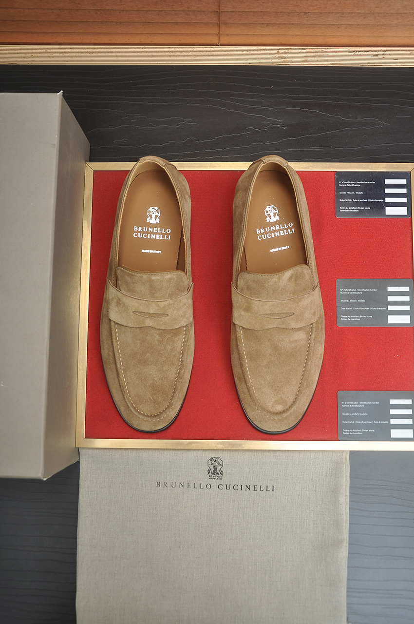 NO:780650,The new Brunello Cucinelli men's casual slip-on loafers are on sale simultaneously on the official website. This BC non-tide rubber sole calfskin has the characteristics of super soft graining and pleasant touch. The rubber outsole and the inner foot pad are made of full cowhide. Leather shoe size: 39-44 (38 45 46 customized and non-returnable) with original packaging box + dust bag, brunello cucinelli, loafers, cowhide19860909新款Brunello Cucinelli男士休闲套脚乐福鞋 官网同步发售.这款BC不退潮感的胶底 小牛皮具有超柔软粒纹和怡人触感的特色.橡胶大底 内里垫脚全牛皮 重工打造 皮鞋码数:39-44（38 45 46 定制不退换）配原版包装盒+防尘袋,,brunello cucinelli,loafers,cowhide,Men's shoes