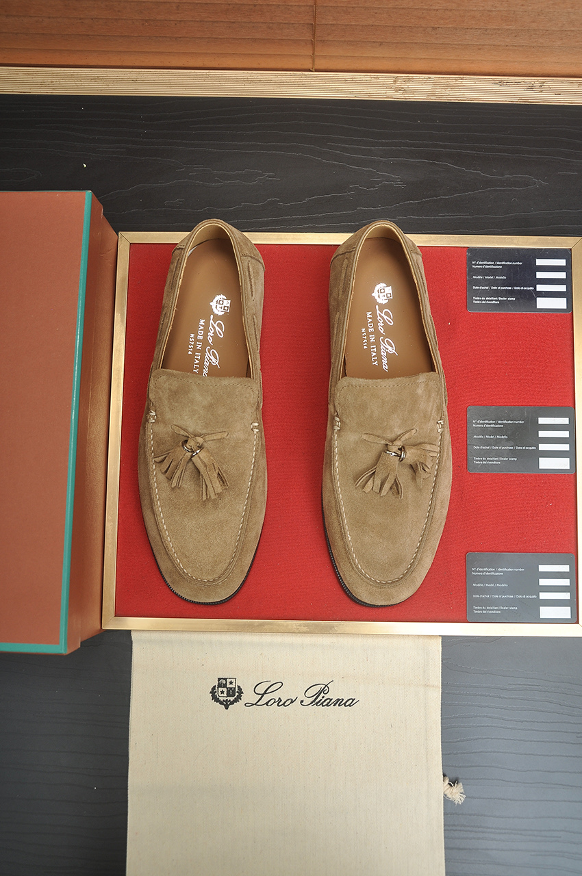 NO:780656,Loropiana's classic high-mercerized cowhide loafers. LP has always been a design style based on ease of wear and comfort. In recent years, the old-money style has been super worn. These loafers are no exception. The simple tassel design concept and the brand's classic colors make it look particularly minimalist!  Really a pair of items that can be worn regardless of age, occupation or outfit. Leather material selection: imported cow suede lining: cowhide lining original Italian leather outsole Size men's 39-45 (38 44 45 custom-made and non-returnable), loro piana, loro piana, loafers, cowhide, Leather soles19860909Loropiana经典高丝光牛皮乐福皮鞋 LP一直是以好穿舒适为主的设计风格 这几年老钱风穿搭超级 这款乐福鞋也不例外 简约流苏的设计理念搭配品牌经典的颜色做点缀显得格外极简！真的做到一双不分年龄不分职业不分穿搭都可以驾驭的单品 皮料选用 : 进口牛反绒内里:牛皮内里 原版意大利真皮大底 Size男款39-45（38 44 45 定做不退换）,,loro piana,loro piana,loafers,cowhide,Leather soles,Men's shoes