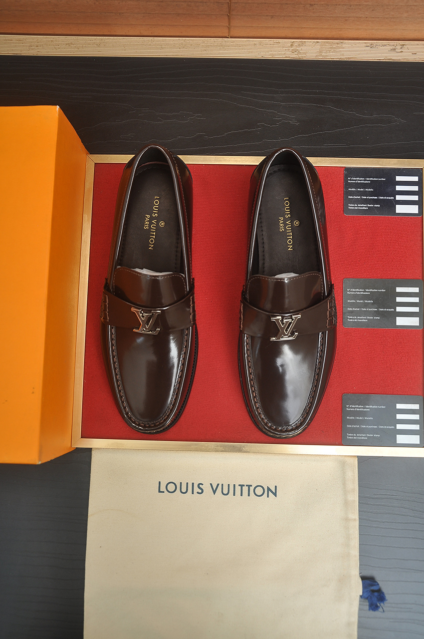 NO:782498,[LV] (original single cowhide lining) LV's latest genuine leather business suit shoes are on the official website at the same time. They are imported from Italy and are made of first-layer cowhide with heavy gold. The official website has a 1:1 rubber outsole. It is versatile, high-end without losing class, and the color matching is extraordinary. This four-season style is charming and shows off the big-name temperament when worn on the feet. Standard size 39-45 (45 custom-made), louis vuitton, business suit, cowhide19860909【LV】（原单牛皮内里）LV最新真皮商务西装鞋官网同步上市,意大利进口 头层牛皮一比一重金打造,官网1:1橡胶大底.穿着百搭,高档不失档次,彩色搭配气度不凡.此款四季款,穿在脚上魅力四射尽显大牌气质.标准码39-45（45定做）,,louis vuitton,business suit,cowhide,Men's shoes