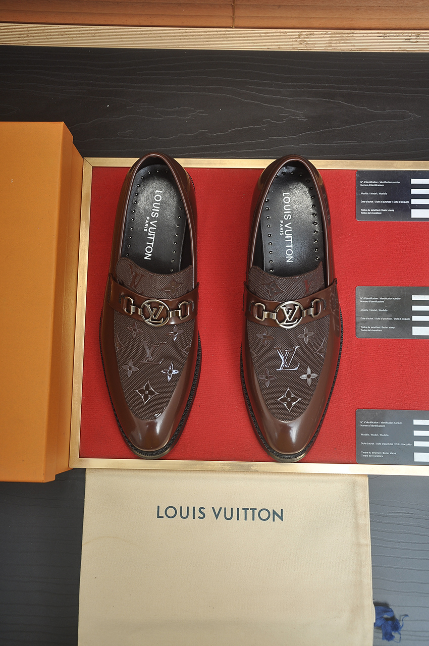 NO:782925,[LV] (original single cowhide lining) LV's latest genuine leather business suit shoes are on the official website at the same time. They are imported from Italy and are made of first-layer cowhide with heavy gold. The official website has a 1:1 rubber outsole. It is versatile, high-end without losing class, and the color matching is extraordinary. This four-season style is charming and shows off the big-name temperament when worn on the feet. Standard size 38-45 (45 custom-made), louis vuitton, business suit, cowhide19860909【LV】（原单牛皮内里）LV最新真皮商务西装鞋官网同步上市,意大利进口 头层牛皮一比一重金打造,官网1:1橡胶大底.穿着百搭,高档不失档次,彩色搭配气度不凡.此款四季款,穿在脚上魅力四射尽显大牌气质.标准码38-45（45定做）,,louis vuitton,business suit,cowhide,Men's shoes