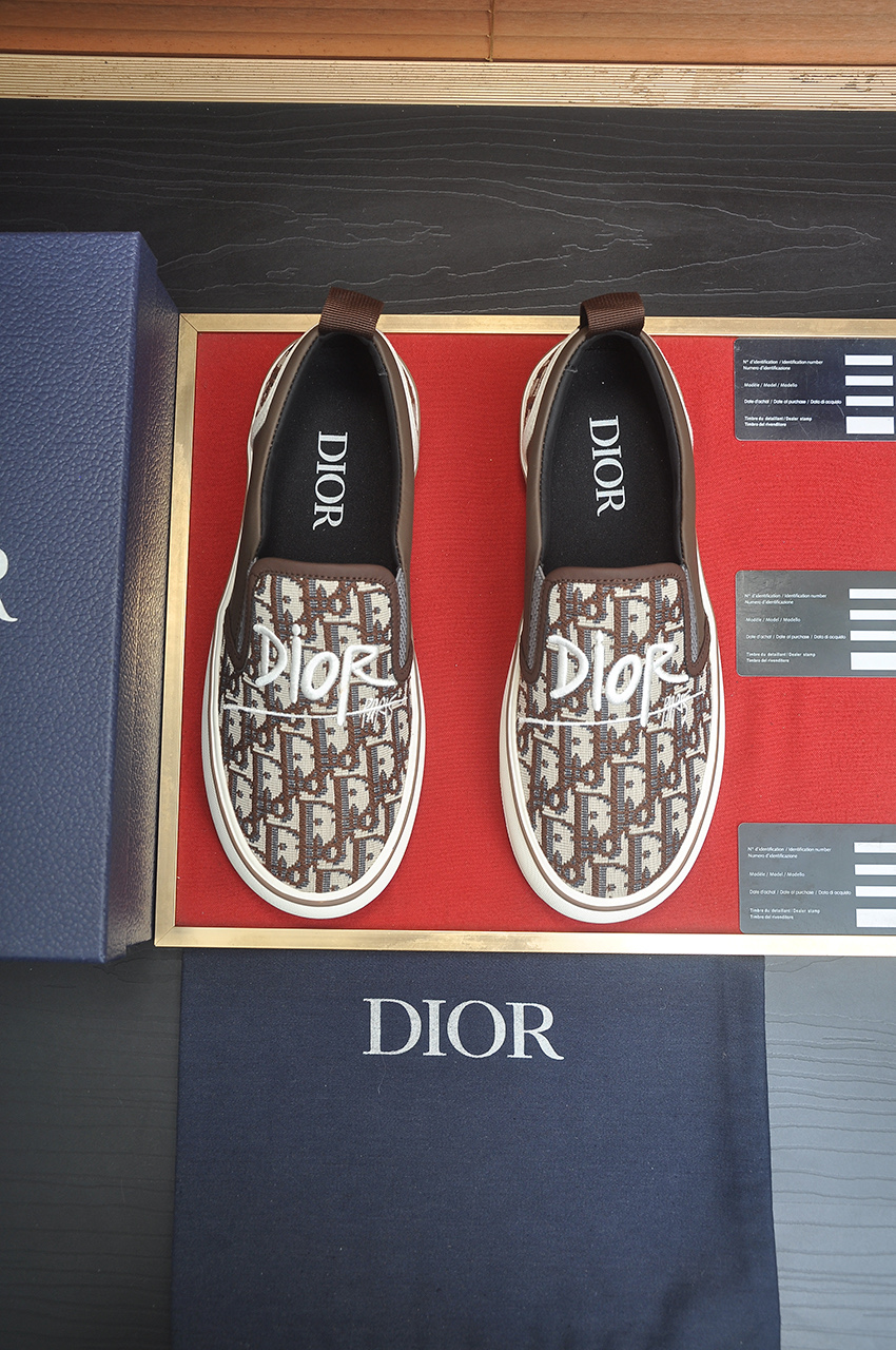 NO:828817,(Top original order) Brand Dior (Dior) Standard men's size 39-44 (45 customized) The same model as the official website. Materials are spliced ​​with top original cowhide. Original wear-resistant and lightweight outsole. Style category trendy fashionable casual shoes. Distinguished luxury brand elements. Top luxury. Color: actual picture color, dior, dior, cowhide19860909（顶级原单） 品牌Dior（迪奥） 标准码男码39-44（45定制） 等级官网同款 材料顶级原版牛皮拼接而成 原版耐磨轻便大底 款式类别潮流时尚休闲鞋 尊贵奢侈品大牌元素顶级奢华 颜色实物图片色,,dior,dior,cowhide,Men's shoes