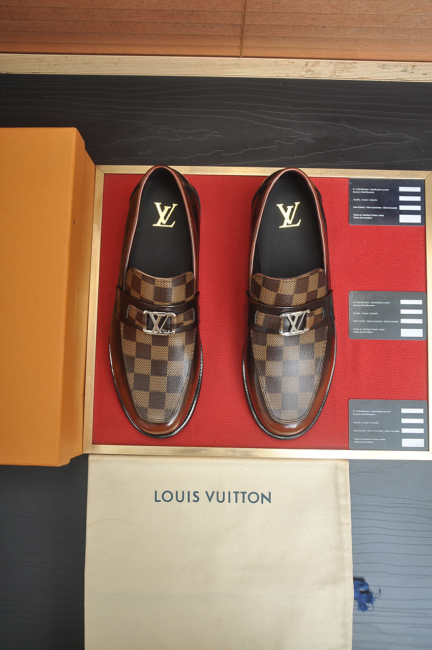 NO:828825,[LV] (original single cowhide lining) LV's latest genuine leather business suit shoes are on the official website at the same time. They are imported from Italy and are made of first-layer cowhide with heavy gold. The official website has a 1:1 rubber outsole. It is versatile, high-end without losing class, and the color matching is extraordinary. This four-season style is charming and shows off the big-name temperament when worn on the feet. Standard size 38-45 (45 custom-made), louis vuitton, business suit, cowhide19860909【LV】（原单牛皮内里）LV最新真皮商务西装鞋官网同步上市,意大利进口 头层牛皮一比一重金打造,官网1:1橡胶大底.穿着百搭,高档不失档次,彩色搭配气度不凡.此款四季款,穿在脚上魅力四射尽显大牌气质.标准码38-45（45定做）,,louis vuitton,business suit,cowhide,Men's shoes