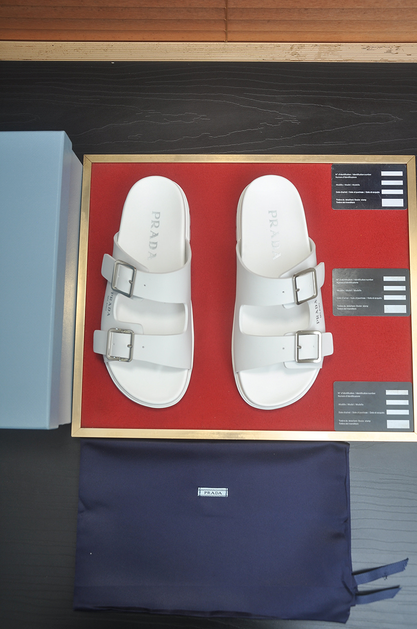 NO:888602,[Prada PRADA] Couple model, new boutique slippers, counter quality, the actual workmanship is quite complicated, the upper is made of imported sheepskin, and it is a test of the craftsman's craftsmanship. Original PU outsole.Size: Female 35-40 Male 38-45.,,prada,prada,slippers,sheepskin19860909【普拉达PRADA】情侣款 新款精品拖鞋、专柜品质、实际做工相当复杂鞋面优选进口面料羊皮里 相当考验工匠的手艺原版pu大底.Size:女35-40 男38-45.,,prada,prada,slippers,sheepskin,Men's shoes
