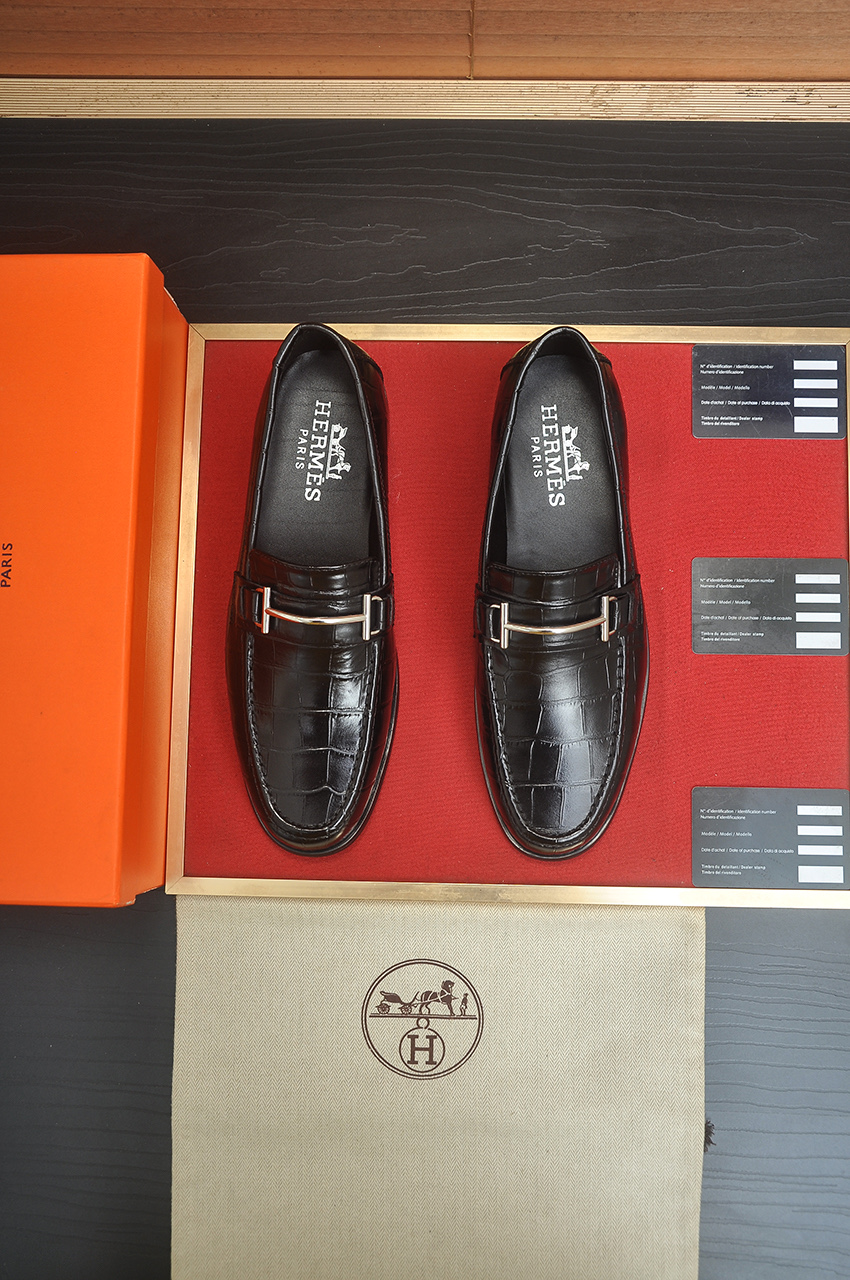 NO:831270,[HERMES] (cowhide lining) Italy's top luxury brand does not pursue novel styles and gorgeous colors, but attracts the favor of successful men with its flawless, elegant and classic style!  This very comfortable, simple and stable style makes it easy to match any style!  The pattern is absolutely 1:1 refined from the original last. In terms of materials, we strive for excellence. Imported cowhide + cowhide lining have extraordinary texture!  Black code number 38 to 45!  ,,hermes,hermes,cowhide19860909【爱马仕 HERMES】（牛皮内里）意大利顶级奢侈他不追求新奇的款式和华丽的色彩,以其完美无瑕、优雅、经典的风格吸引着成功男士的青睐！这款非常非常舒适,简洁稳重的款式让您轻松搭配任何风格！版型绝对原版套楦1:1精制,材质方面我们更是精益求精,进口牛皮+牛皮内里质感非凡！黑色 码数38一45！,,hermes,hermes,cowhide,Men's shoes
