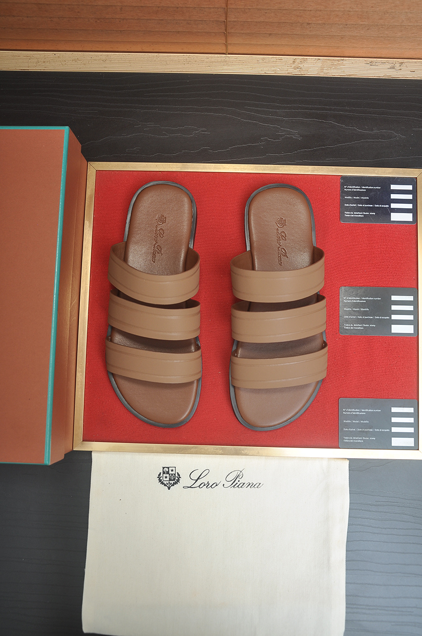 NO:831483,: Brand LP code number 38–45 grade counter original order material original upper wear-resistant, lightweight, soft and comfortable outsole style category summer new slippers young and fashionable comfortable foot feel multi-color optional, loro piana, slippers19860909: 品牌 LP 码数38–45 等级专柜 原单 材料原版鞋面 耐磨轻便柔软舒适大底 款式类别夏季新款拖鞋 年轻时尚 脚感舒适 颜色多色可选,,loro piana,slippers,Men's shoes