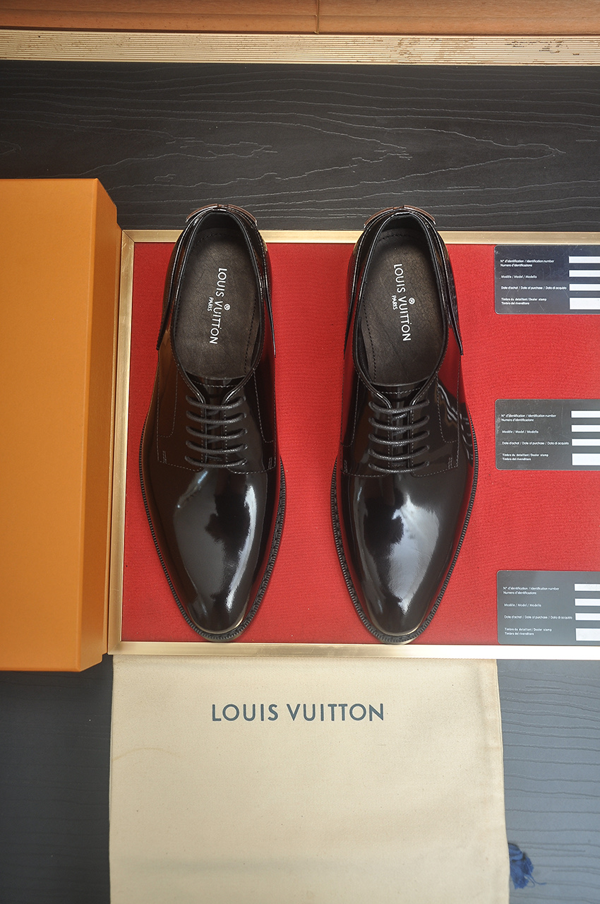 NO:832433,[LV] (original single cowhide lining) LV's latest genuine leather business suit shoes are on the official website at the same time. They are imported from Italy and are made of first-layer cowhide with heavy gold. The official website has a 1:1 rubber outsole. It is versatile, high-end without losing class, and the color matching is extraordinary. This four-season style is charming and shows off the big-name temperament when worn on the feet. Standard size 38-45 (38.45 custom-made), louis vuitton, business suit, cowhide19860909【LV】（原单牛皮内里）LV最新真皮商务西装鞋官网同步上市,意大利进口 头层牛皮一比一重金打造,官网1:1橡胶大底.穿着百搭,高档不失档次,彩色搭配气度不凡.此款四季款,穿在脚上魅力四射尽显大牌气质.标准码38-45（38.45定做）,,louis vuitton,business suit,cowhide,Men's shoes