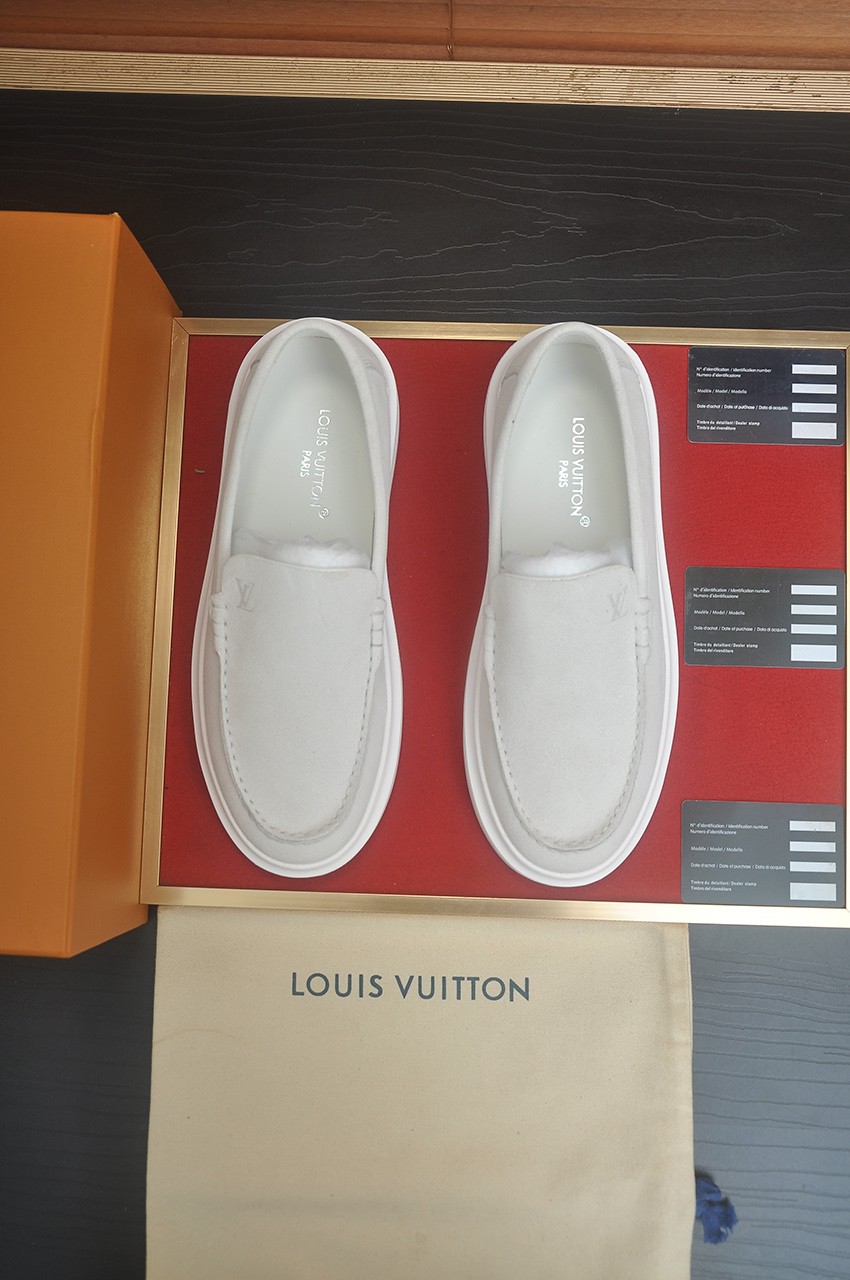 NO:832939,Original development, quality shipment, welcome to compare - LV sneaker series sneakers introduce the loose silhouette of the ready-to-wear series to the spring and summer men's wear shows. The cow leather upper is combined with rough fabric laces, and colorful beads highlight the brand's classic elements. LV letters are marked on the tongue, and Monogram flowers are on the outsole. Made of first-layer cowhide and cowhide lining cotton, the comfort is as extreme as ever, a boutique inheritance, quality first, worth owning!  Size: Men's 38-46 (38.45.46 is custom-made and non-refundable), Louis Vuitton, sneakers, cowhide19860909原版开发 品质出货 欢迎对比 ——LV板鞋系列运动鞋将成衣系列的宽松廓形引入春夏男装秀场瞩目亮相.牛皮革鞋面结合粗犷织物鞋带,以缤纷串珠点明品牌经典元素.LV字母标注鞋舌,Monogram花卉栖身外底. 采用头层牛皮制 牛皮内里棉垫脚,舒适性一如既往的达到极致,精品传承,品质至上,值得拥有！ 码数:男款38-46（38.45.46定做不退换）,,louis vuitton,sneakers,cowhide,Men's shoes