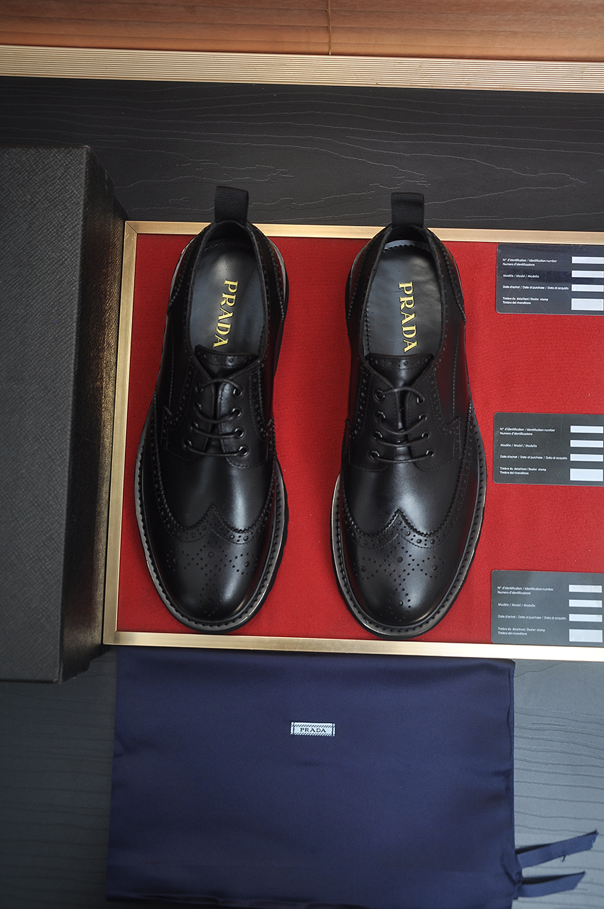 NO:885596,[Prada] The latest genuine leather business suit shoes (all high-end cowhide lining) are launched simultaneously on the official website. The first-layer cowhide imported from Italy is made of heavy gold, and the official website is 1:1 rubber outsole. It is versatile, high-end without losing class, and the color matching is extraordinary. This four-season style is charming and shows off the big-name temperament when worn on the feet. Standard code is 39-44 (customized at 38.45), prada, business suit, cowhide19860909【普拉达】（全高端牛皮内里）最新真皮商务西装鞋官网同步上市,意大利进口 头层牛皮一比一重金打造,官网1:1橡胶大底.穿着百搭,高档不失档次,彩色搭配气度不凡.此款四季款,穿在脚上魅力四射尽显大牌气质.标准码39-44（38.45定做）,,prada,business suit,cowhide,Men's shoes