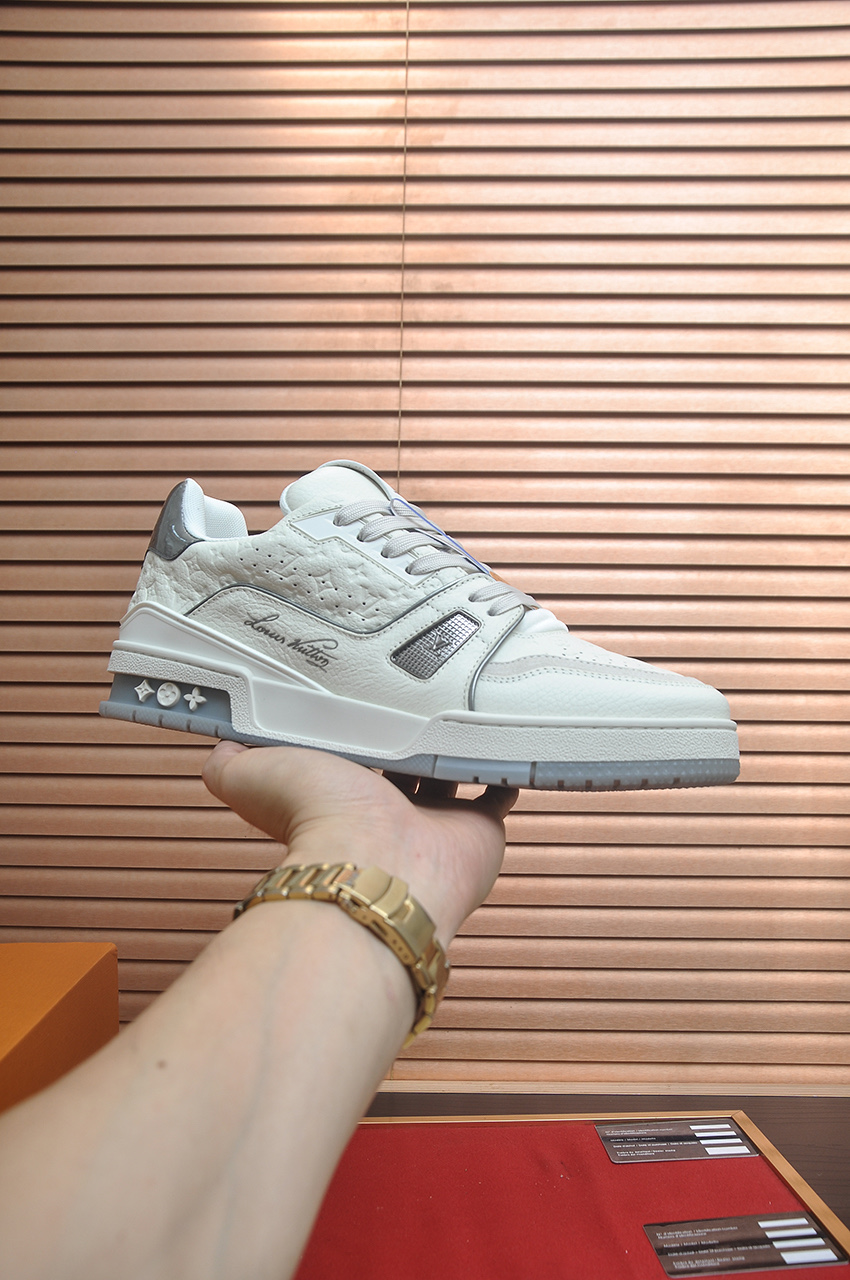 NO:885537,Original development, quality shipment, welcome to compare - LV sneaker series LV Trainer Maxi sneakers introduce the loose silhouette of the ready-to-wear series into the LV Trainer sneaker design penned by Virgil Abloh, making an eye-catching appearance in the spring and summer men's wear shows. The cow leather upper is combined with rough fabric laces, and colorful beads highlight the brand's classic elements. LV letters are marked on the tongue, and the Monogram floral outsole is mixed materials.  Made of first-layer cowhide, wrapped in imported custom-printed denim, thick shoelace design, large Monogram print on the side, 'lv 54' badges on the tongue and heel, rubber outsole decorated with Monogram flowers, mesh lining and cotton feet, the comfort is as extreme as ever, premium heritage, quality first, worth owning!  Sizes for women are 35-39 (40 is custom-made and non-refundable) Men’s models are 39-45 (38.46 is custom-made and is non-returnable) Full set of packaging with original gift box, Louis Vuitton, sneakers, cowhide19860909原版开发 品质出货 欢迎对比 ——LV板鞋系列 LV Trainer Maxi运动鞋将成衣系列的宽松廓形引入VirgilAbloh笔下的LVTrainer运动鞋设计,春夏男装秀场瞩目亮相.牛皮革鞋面结合粗犷织物鞋带,以缤纷串珠点明品牌经典元素.LV字母标注鞋舌,Monogram花卉栖身外底.混合材质 采用头层牛皮制成,进口定制专用印花牛仔布包裹,粗鞋带系带设计,侧面带 Monogram 大印花, 鞋舌及后跟”lv 54“徽章点缀,橡胶外底饰有 Monogram 花卉, 网布内里棉垫脚,舒适性一如既往的达到极致,精品传承,品质至上,值得拥有！ 码数女款35-39 (40定做不退换) 男款39-45（38.46定做不退换） 全套包装搭配原版礼盒,,louis vuitton,sneakers,cowhide,Men's shoes