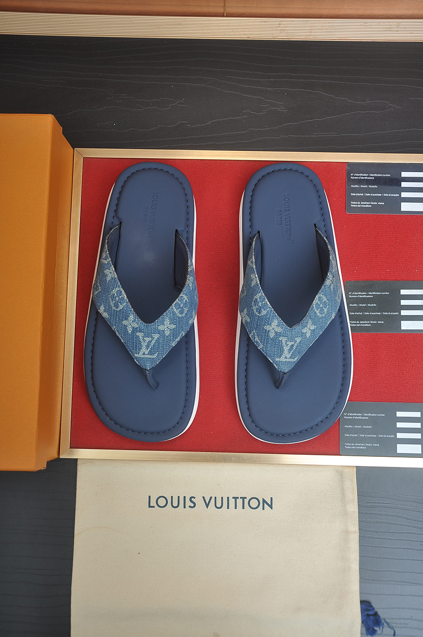NO:897796,[Louis Vuitton LV slippers] (high-end cowhide) counter 11 fashion style, a must-have for summer!  The designer used LV's iconic outsole to make the original simple slippers instantly fashionable!  The upper is made of flexible special cowhide straps alternately matched with each other, and the workmanship is exquisite!  A must-have for a stylish man in the summer, size 38-45 (45 customized), louis vuitton, louis vuitton, slippers, cowhide19860909【路易威登LV拖鞋】（高端牛皮)专柜11时尚风范 夏季必备！设计师运用了LV 标志性的大底.使得原本简单的拖鞋立刻变得潮范十足！鞋面采用柔韧的专用牛皮带相间搭配,做工考究！型男过夏天必备,码数 38-45(45定做),,louis vuitton,louis vuitton,slippers,cowhide,Men's shoes