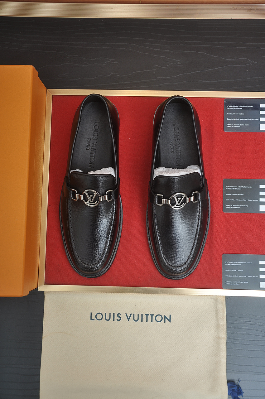 NO:898419,[LV] (all high-end sheep lining) LV's latest genuine leather business suit shoes are launched simultaneously on the official website. They are imported from Italy and are made of first-layer cowhide with heavy gold. The official website has a 1:1 rubber outsole. It is versatile, high-end without losing class, and the color matching is extraordinary. This four-season style is charming when worn on the feet and shows the temperament of a big-name brand. Standard size 38-45 (customized in 45), louis vuitton, business suit, cowhide19860909【LV】（全高端羊内里）LV最新真皮商务西装鞋官网同步上市,意大利进口 头层牛皮一比一重金打造,官网1:1橡胶大底.穿着百搭,高档不失档次,彩色搭配气度不凡.此款四季款,穿在脚上魅力四射尽显大牌气质.标准码38-45（45定做）,,louis vuitton,business suit,cowhide,Men's shoes