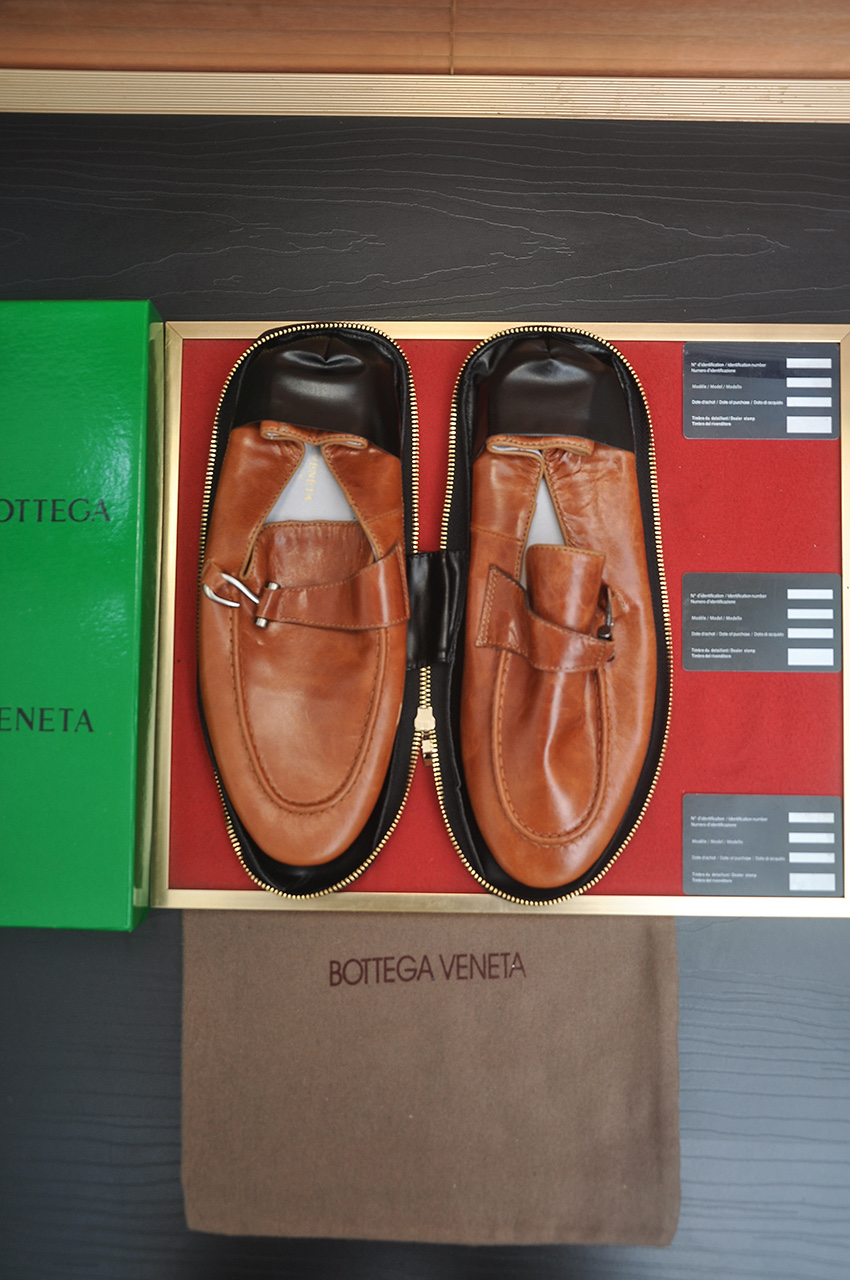 NO:898432,[Botteg Venetta (BV)] (Wallet Shoes) Exclusive new model Official website new model The upper is made of high-quality top-grade calfskin. Delicate hand feel. Luxurious texture. Tailored for exquisite men. Creates a noble aura. Detailed and regular Mark hand-stitching. Smooth lines. Full sheepskin lining, comfortable to wash sweat. 39-44,,bottega veneta,bottega veneta,wallets,cowhide,sheepskin19860909【Botteg Venetta(BV)】（钱包鞋）独家新款 官网新款 鞋面以上乘的顶级小牛皮制作 细腻的手感 流淌奢华的质感 为精致男士量身制作 铸就高贵气场 细致规整的马克手工缝线 流畅的线条 全羊皮内里,洗汗舒适 39-44,,bottega veneta,bottega veneta,wallets,cowhide,sheepskin,Men's shoes