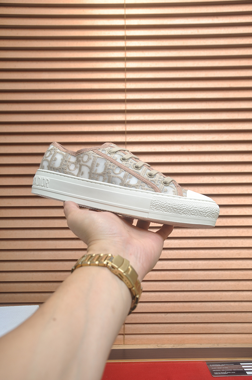 NO:954573,[Dior] Walk ‘n’ Dior embroidered casual women’s shoes, made of thick texture, white rubber sole, pure cotton embroidery on the upper, highlighting personality, tongue and shoelaces decorated with Christian Dior logo. Sheepskin lining, cowhide feet. (women’s size 35-40), dior, dior, cowhide, sheepskin19860909【迪奥】Walk ‘n’Dior刺绣休闲女鞋,采用质感厚实,白色橡胶底,鞋面纯棉刺绣,彰显个性,鞋舌和鞋带采用Christian Dior标志装饰. 水柒羊皮内里,牛皮垫脚.（女款35-40码）,,dior,dior,cowhide,sheepskin,Men's shoes