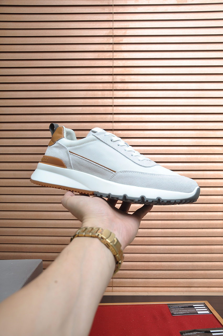 NO:955550,BC new product Brunello Cucinell* low-top sneakers. Classic yarn inspires the sophistication and sporty taste of this sneaker. The high-mercerized cow suede upper is extremely light and elastic, showing a tight appearance on both sides of the shoe, which is comfortable and breathable. The heel and insole are decorated with the brand logo and a heel webbing pull-loop. Original open-molded lightweight foam rubber grip sole  Makes the shoes comfortable and flexible to wear on the feet. Standard counter sizes for lightweight and comfortable models are 38-44. (45 customized), brunello cucinelli, sneakers19860909BC新品 Brunello Cucinell* 低帮运动鞋 经典纱线激发了这款运动鞋的精致与运动品味.高丝光牛反绒鞋面极致轻盈且富有弹性,鞋子两侧显示出紧致外观,舒适透气 后跟与鞋垫饰有品牌logo标志、后跟织带提环 原版开模轻质发泡橡胶抓地鞋底 令鞋子穿在脚上舒适且灵活.轻便舒适款标准专柜码数38-44.（45订做）,,brunello cucinelli,sneakers,Men's shoes